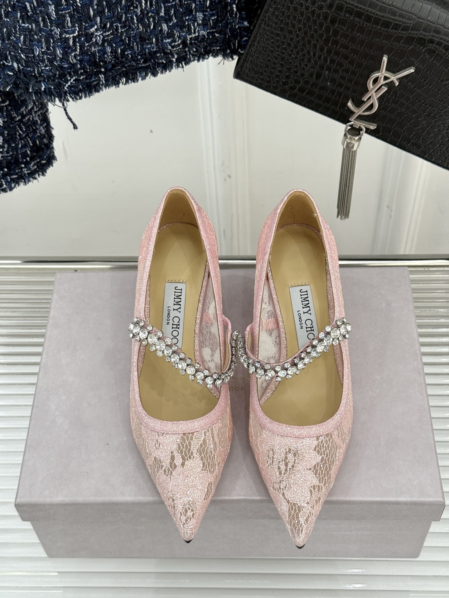 Jimmy Choo|吉米周经典春夏爆款蕾丝
水钻链条高跟鞋
-超级仙的一款啊!美得让人窒息!
蕾丝给