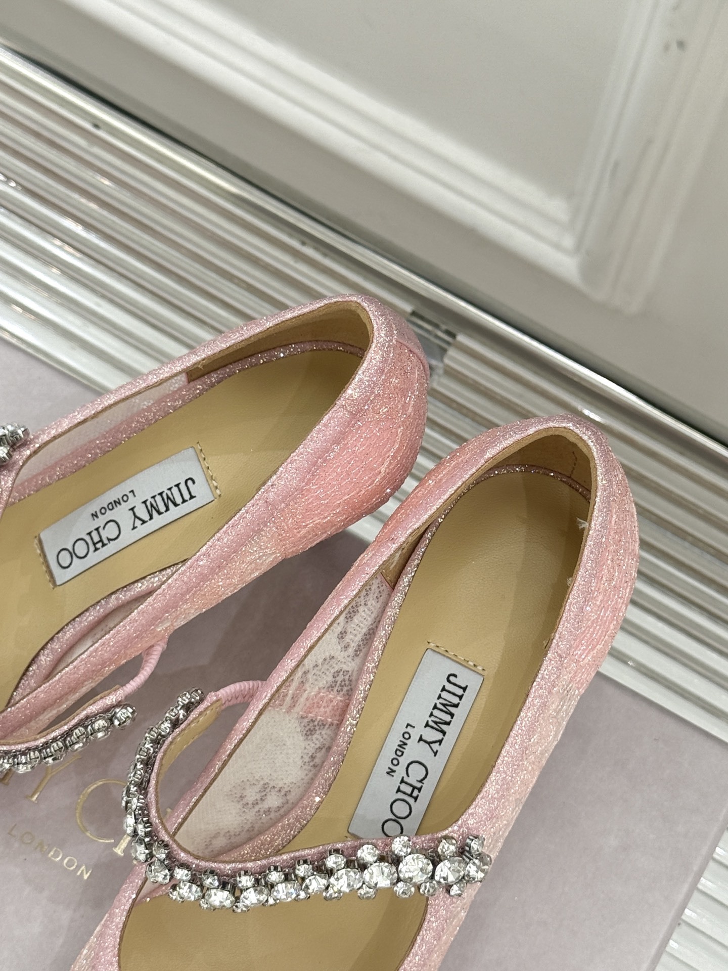 Jimmy Choo|吉米周经典春夏爆款蕾丝
水钻链条高跟鞋
-超级仙的一款啊!美得让人窒息!
蕾丝给