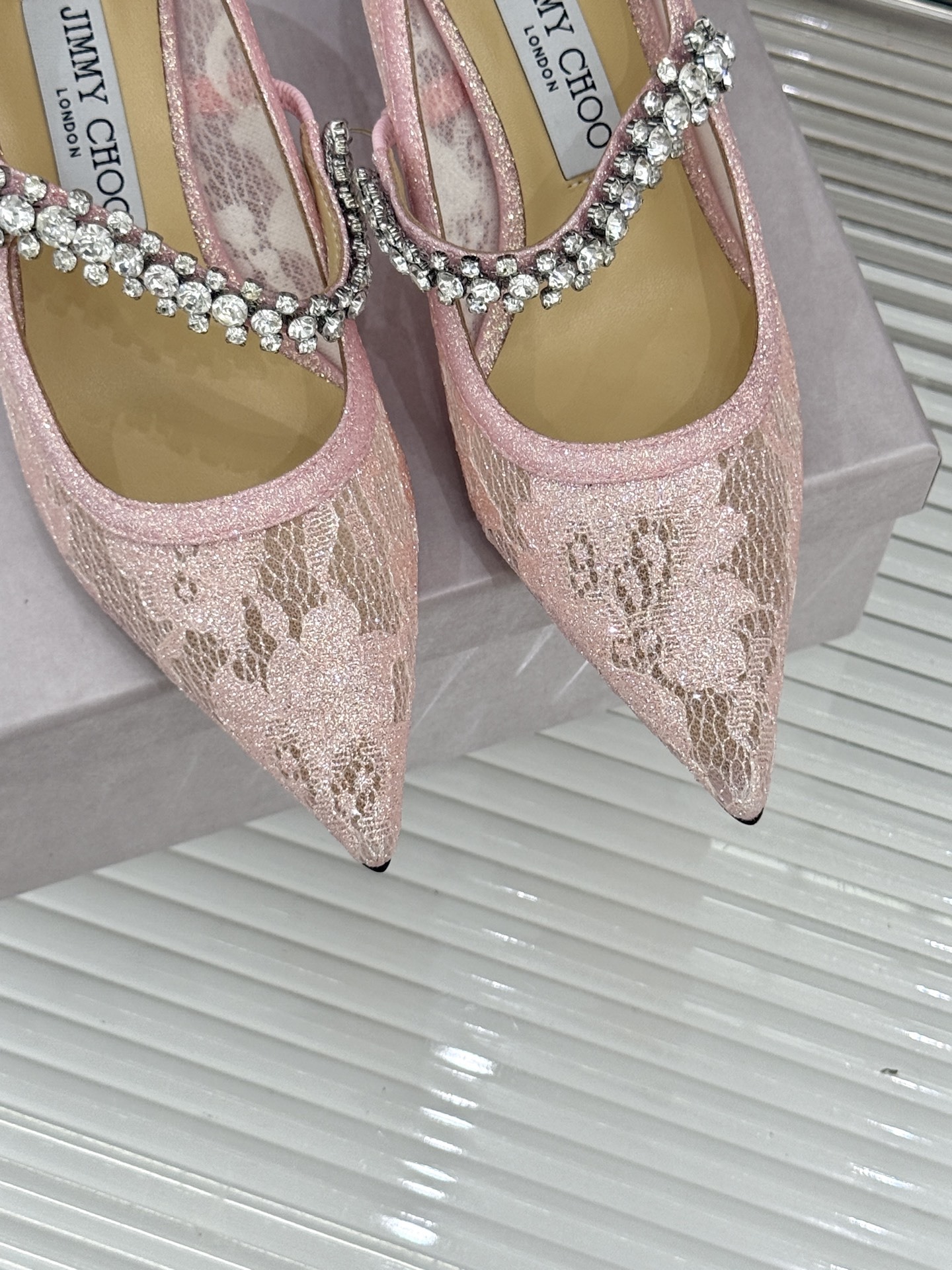 Jimmy Choo|吉米周经典春夏爆款蕾丝
水钻链条高跟鞋
-超级仙的一款啊!美得让人窒息!
蕾丝给