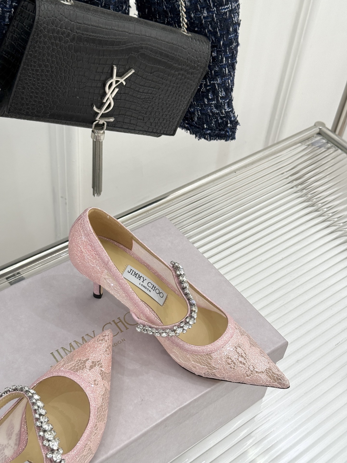 Jimmy Choo|吉米周经典春夏爆款蕾丝
水钻链条高跟鞋
-超级仙的一款啊!美得让人窒息!
蕾丝给
