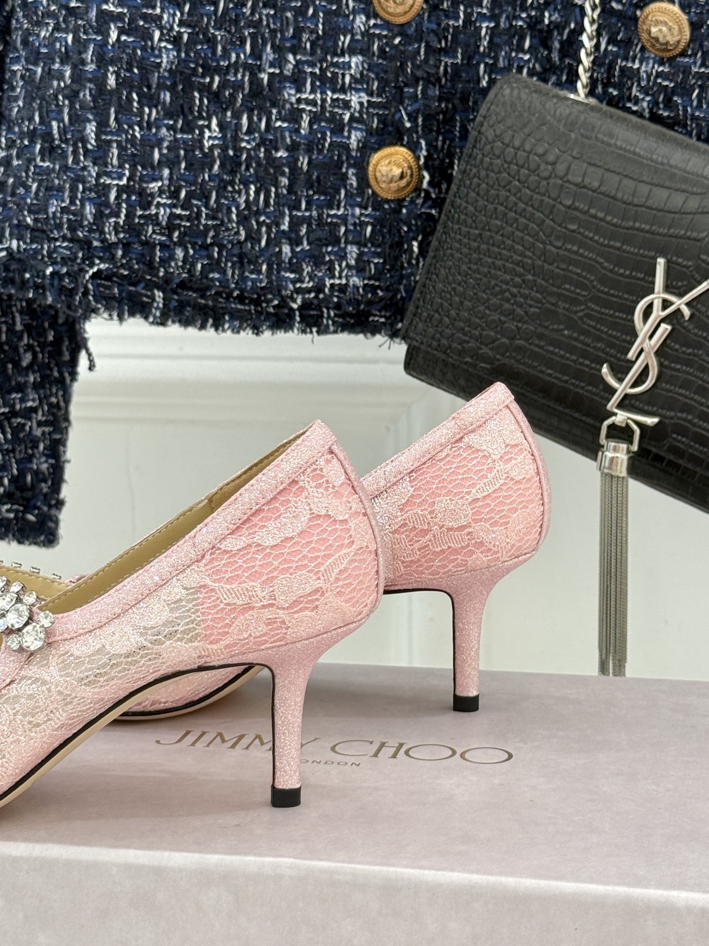 Jimmy Choo|吉米周经典春夏爆款蕾丝
水钻链条高跟鞋
-超级仙的一款啊!美得让人窒息!
蕾丝给