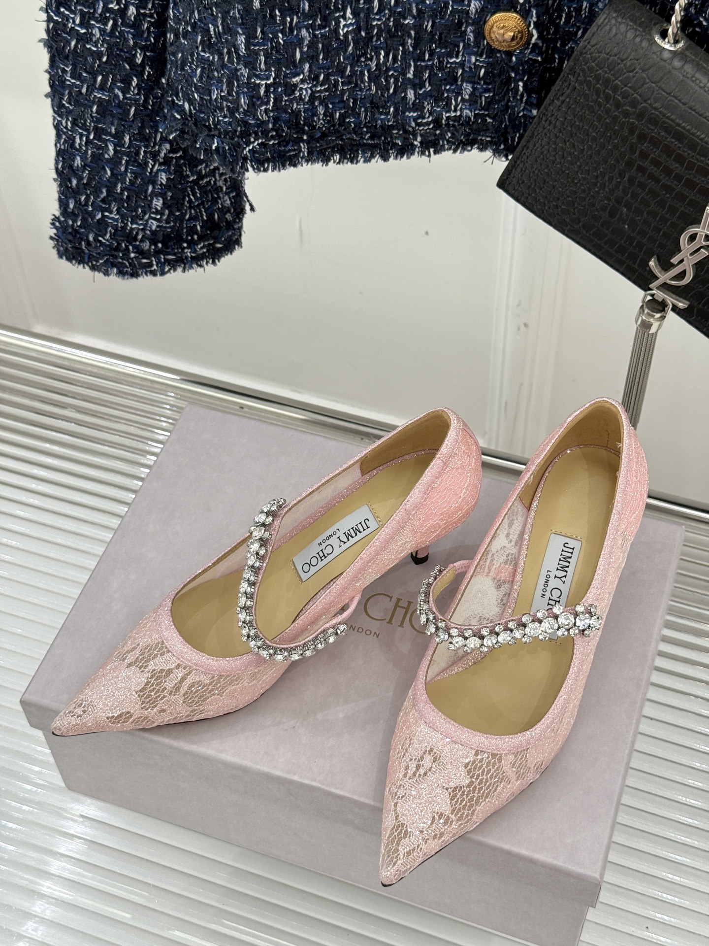 Jimmy Choo|吉米周经典春夏爆款蕾丝
水钻链条高跟鞋
-超级仙的一款啊!美得让人窒息!
蕾丝给
