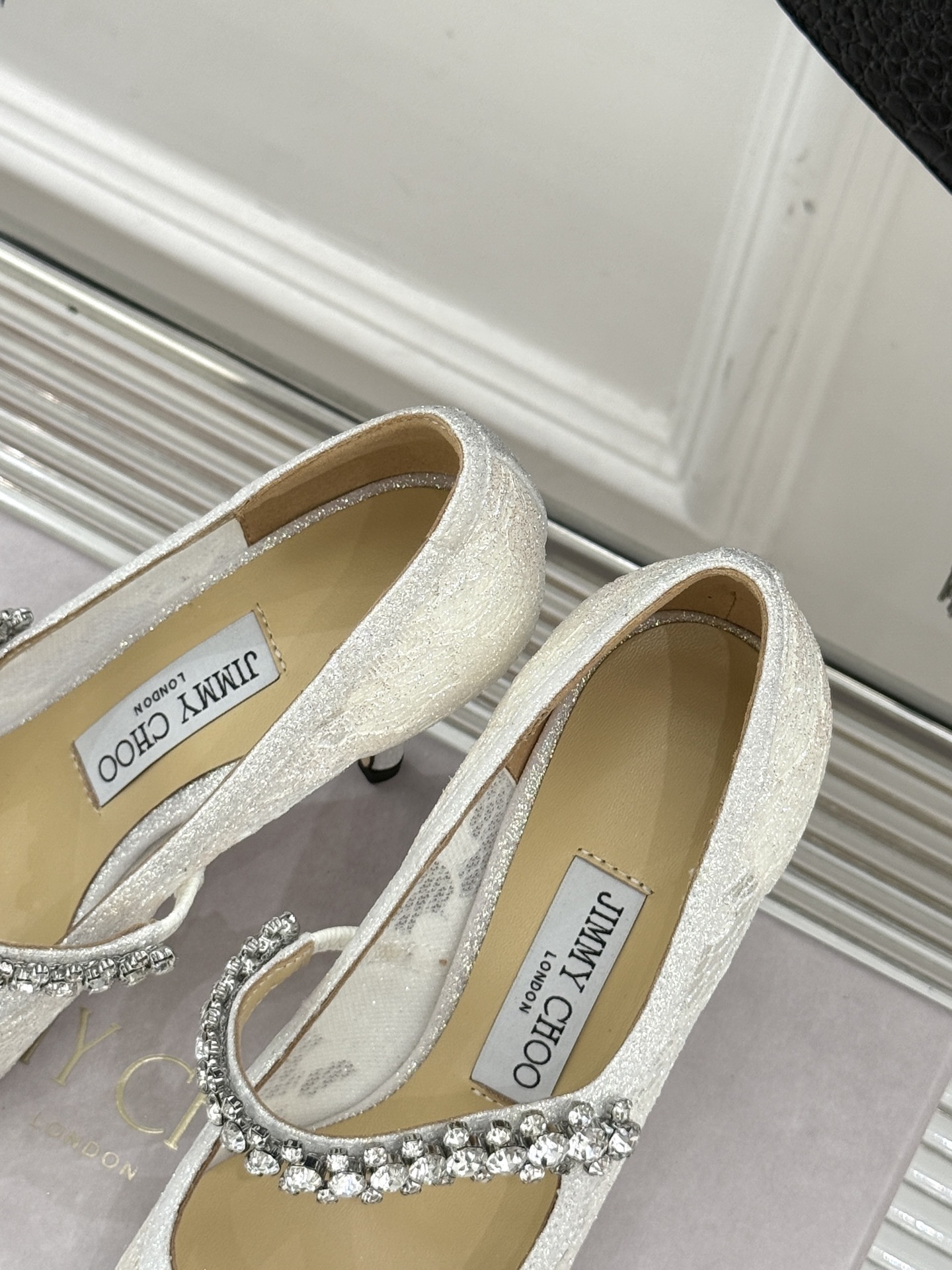 Jimmy Choo|吉米周经典春夏爆款蕾丝
水钻链条高跟鞋
-超级仙的一款啊!美得让人窒息!
蕾丝给