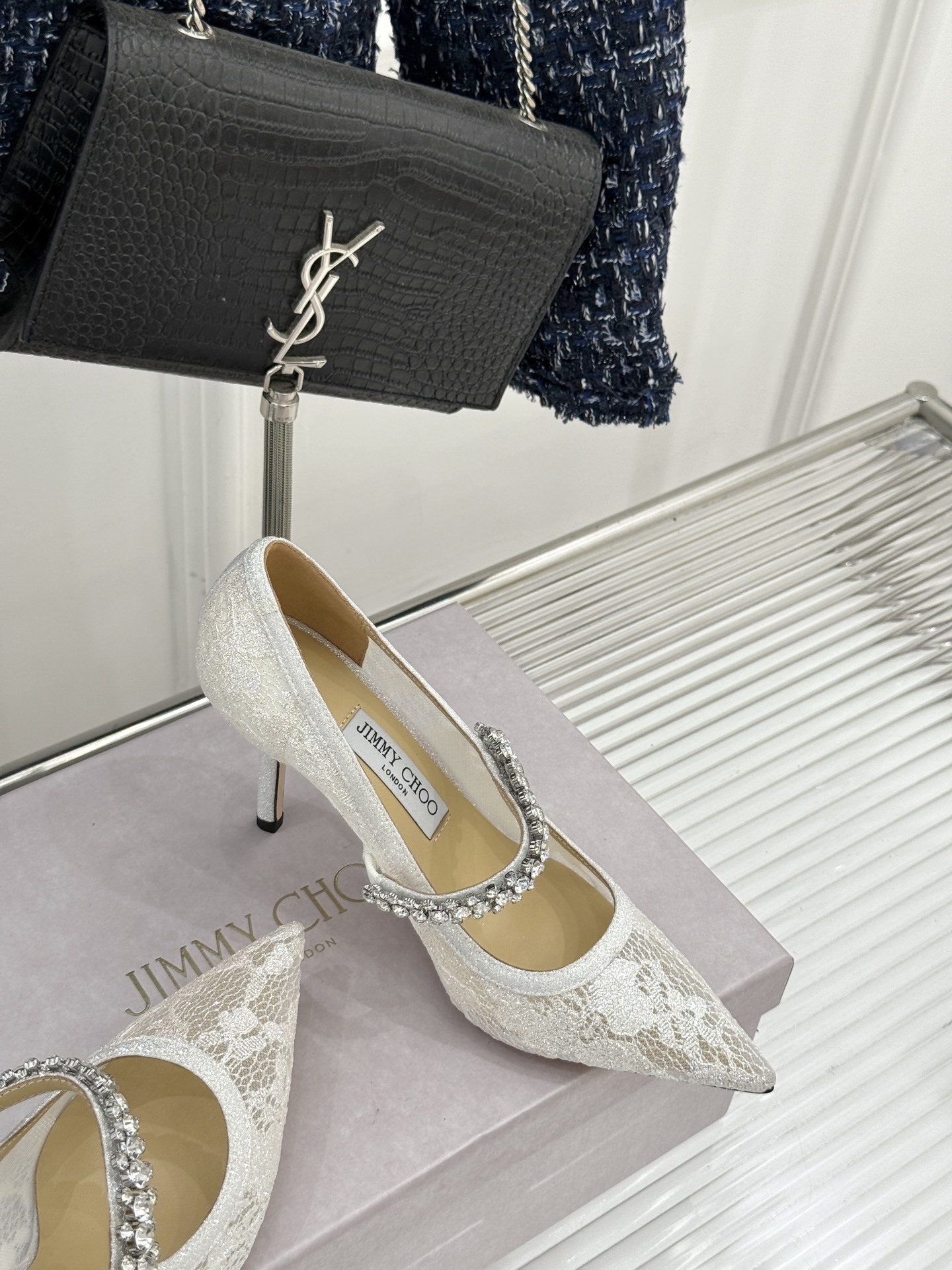 Jimmy Choo|吉米周经典春夏爆款蕾丝
水钻链条高跟鞋
-超级仙的一款啊!美得让人窒息!
蕾丝给