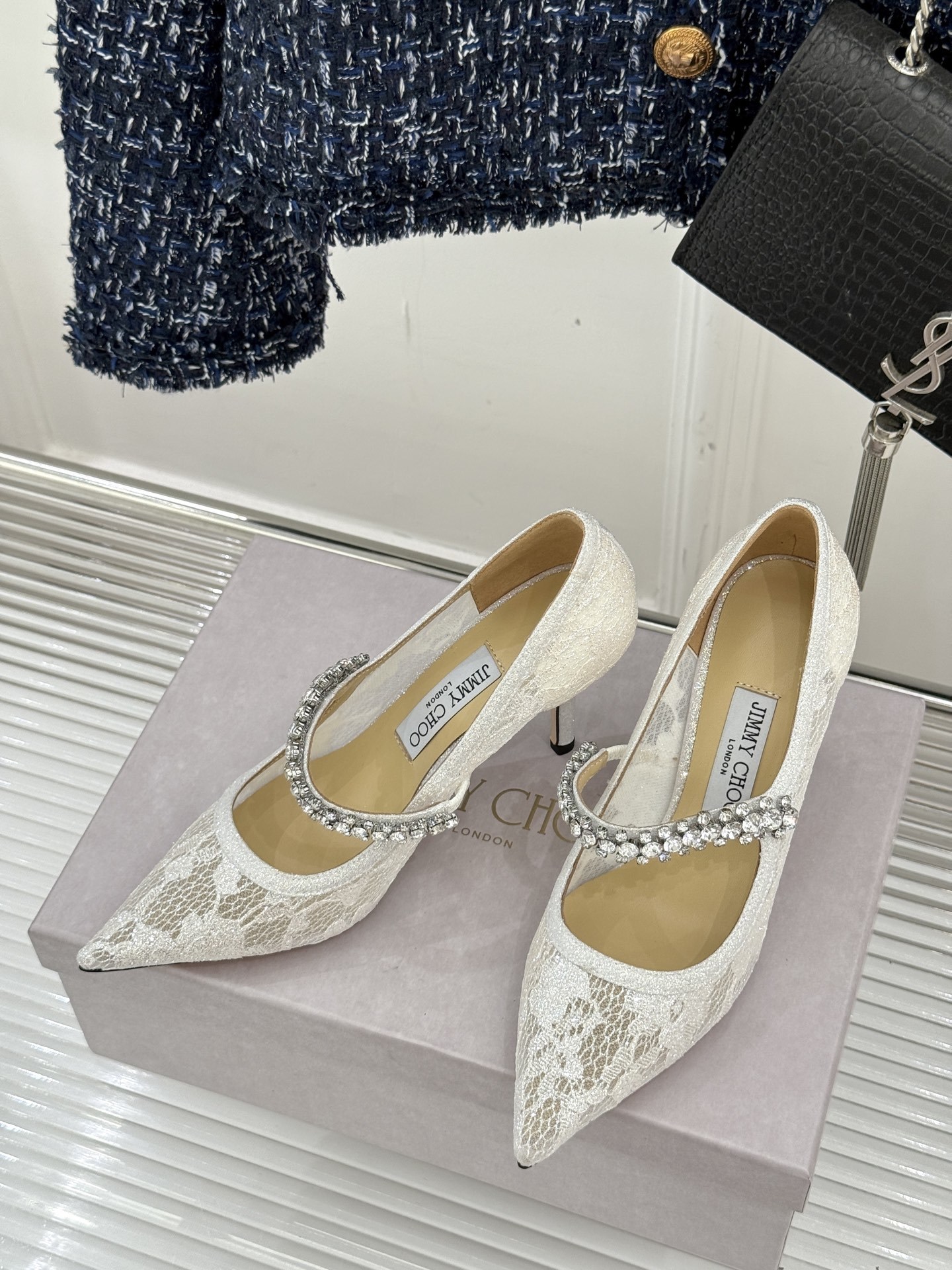 Jimmy Choo|吉米周经典春夏爆款蕾丝
水钻链条高跟鞋
-超级仙的一款啊!美得让人窒息!
蕾丝给