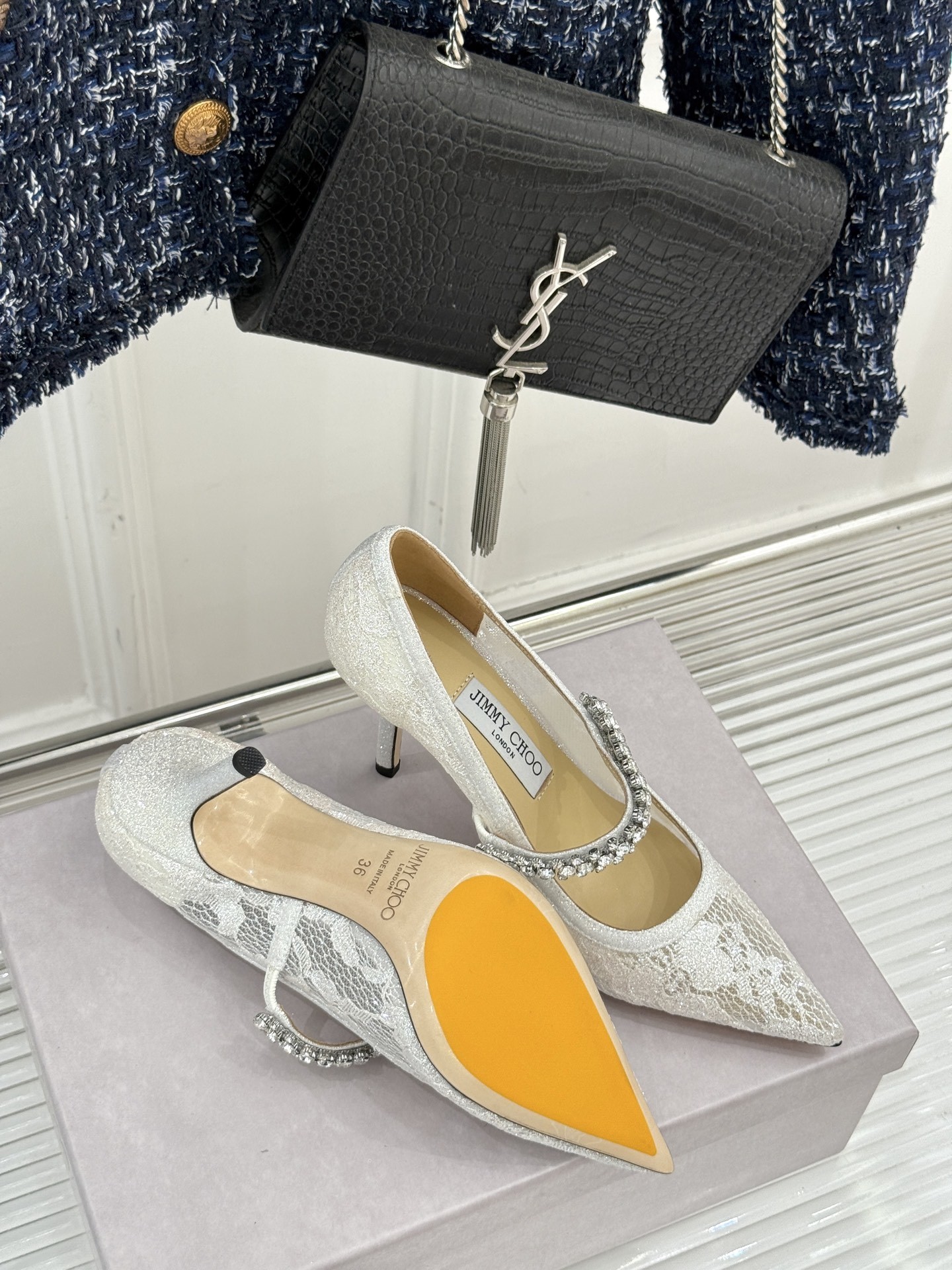 Jimmy Choo|吉米周经典春夏爆款蕾丝
水钻链条高跟鞋
-超级仙的一款啊!美得让人窒息!
蕾丝给