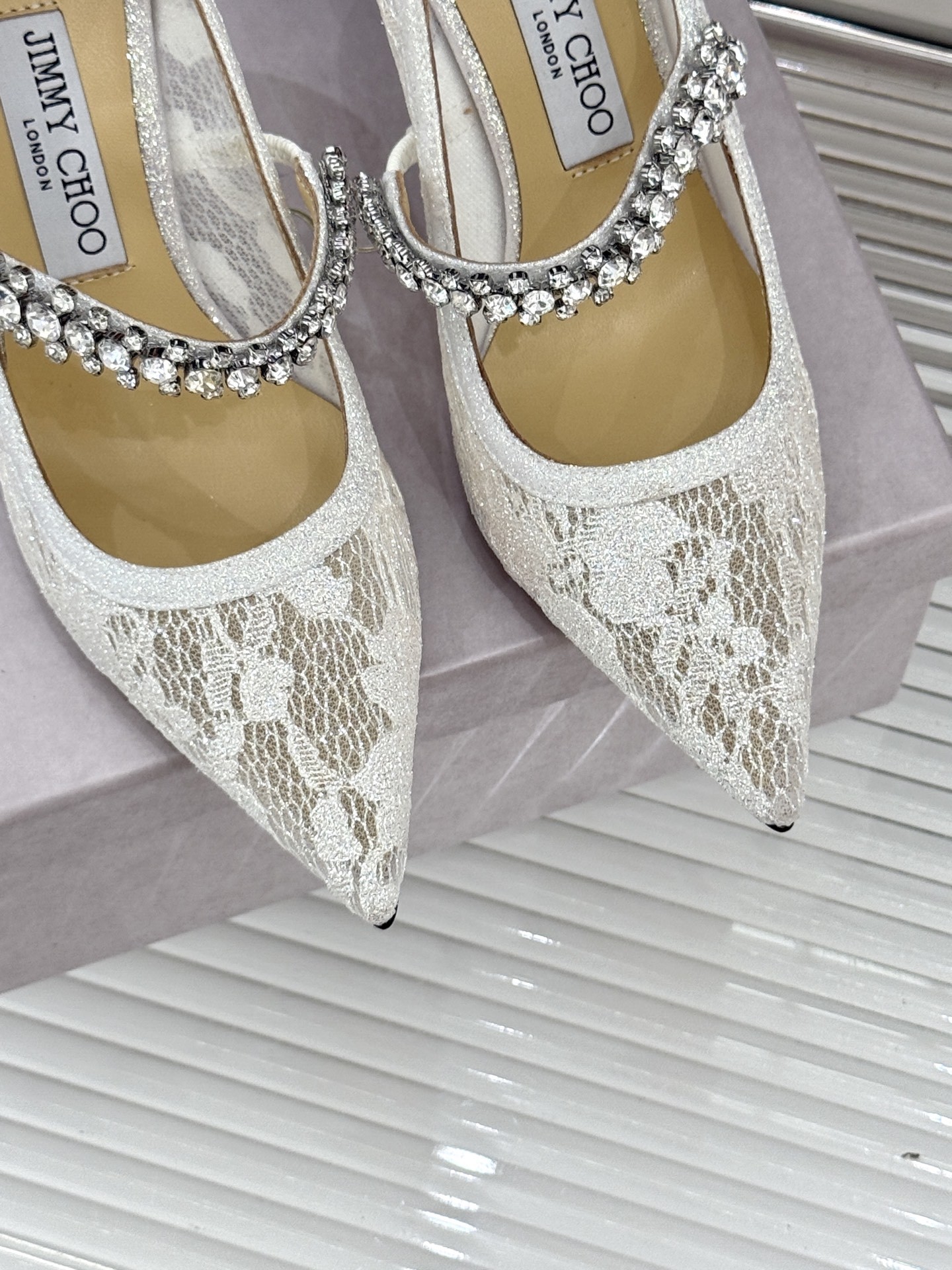 Jimmy Choo|吉米周经典春夏爆款蕾丝
水钻链条高跟鞋
-超级仙的一款啊!美得让人窒息!
蕾丝给