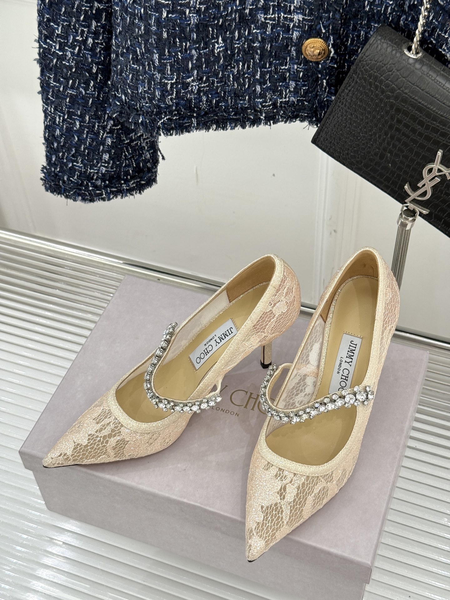 Jimmy Choo|吉米周经典春夏爆款蕾丝
水钻链条高跟鞋
-超级仙的一款啊!美得让人窒息!
蕾丝给