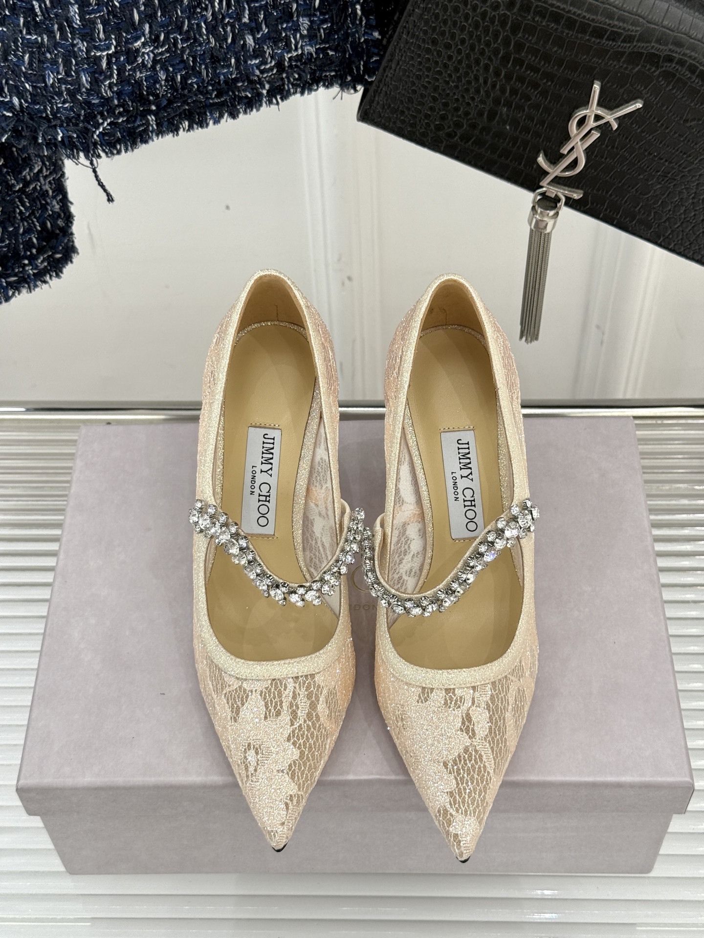 Jimmy Choo|吉米周经典春夏爆款蕾丝
水钻链条高跟鞋
-超级仙的一款啊!美得让人窒息!
蕾丝给