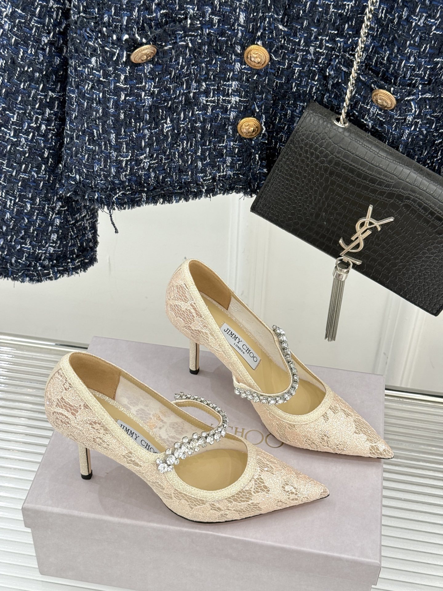 Jimmy Choo|吉米周经典春夏爆款蕾丝
水钻链条高跟鞋
-超级仙的一款啊!美得让人窒息!
蕾丝给