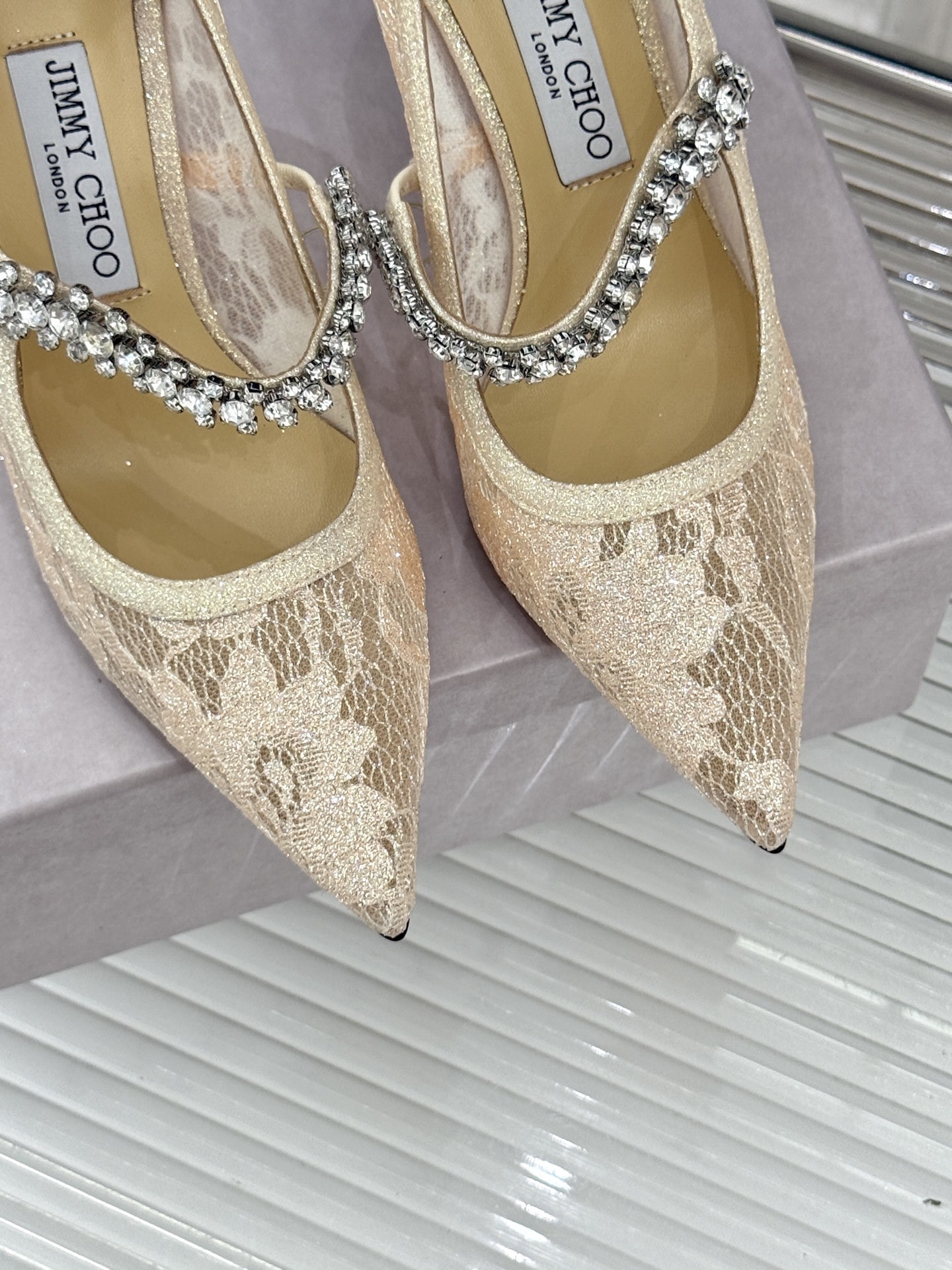 Jimmy Choo|吉米周经典春夏爆款蕾丝
水钻链条高跟鞋
-超级仙的一款啊!美得让人窒息!
蕾丝给