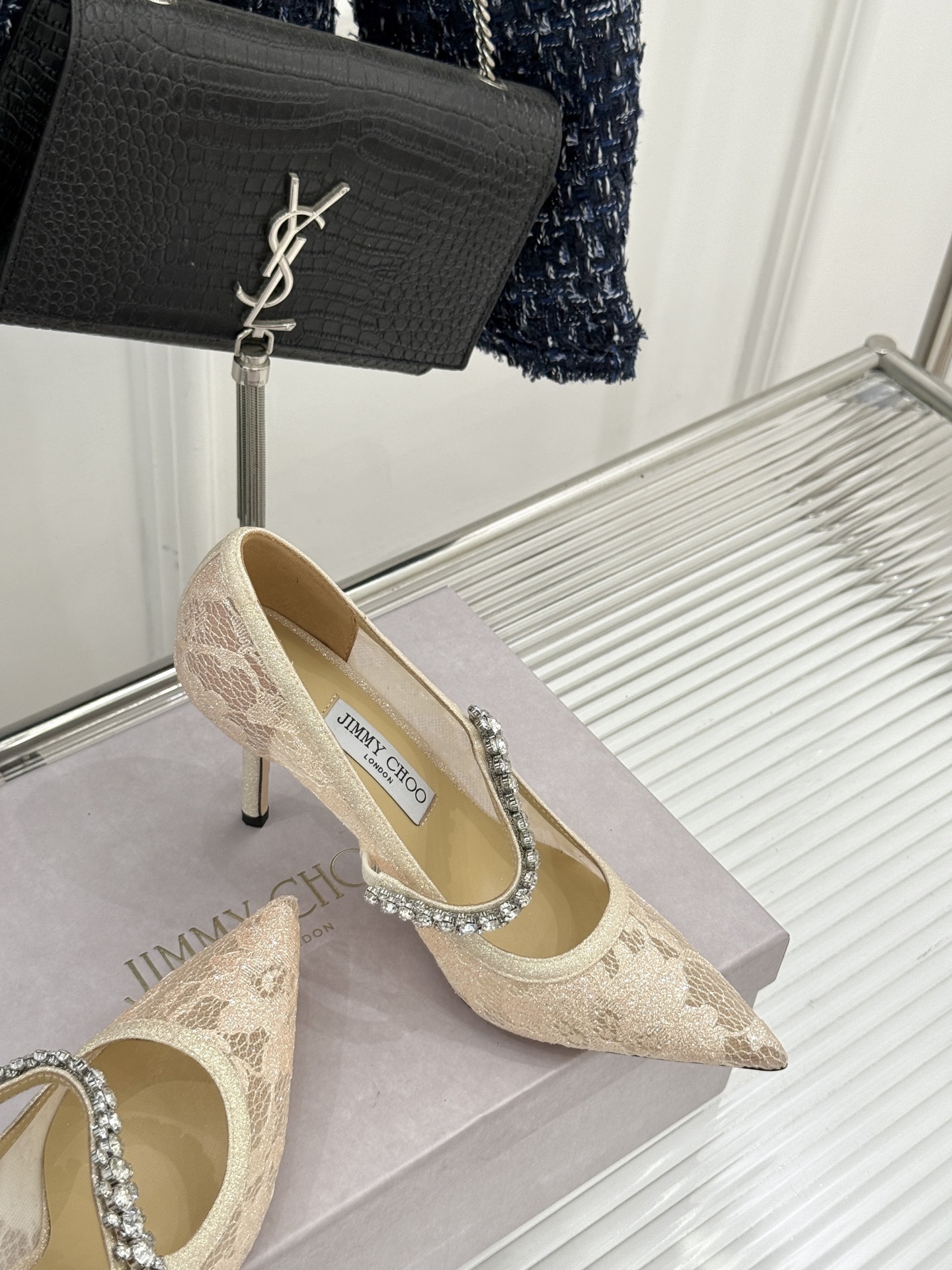 Jimmy Choo|吉米周经典春夏爆款蕾丝
水钻链条高跟鞋
-超级仙的一款啊!美得让人窒息!
蕾丝给
