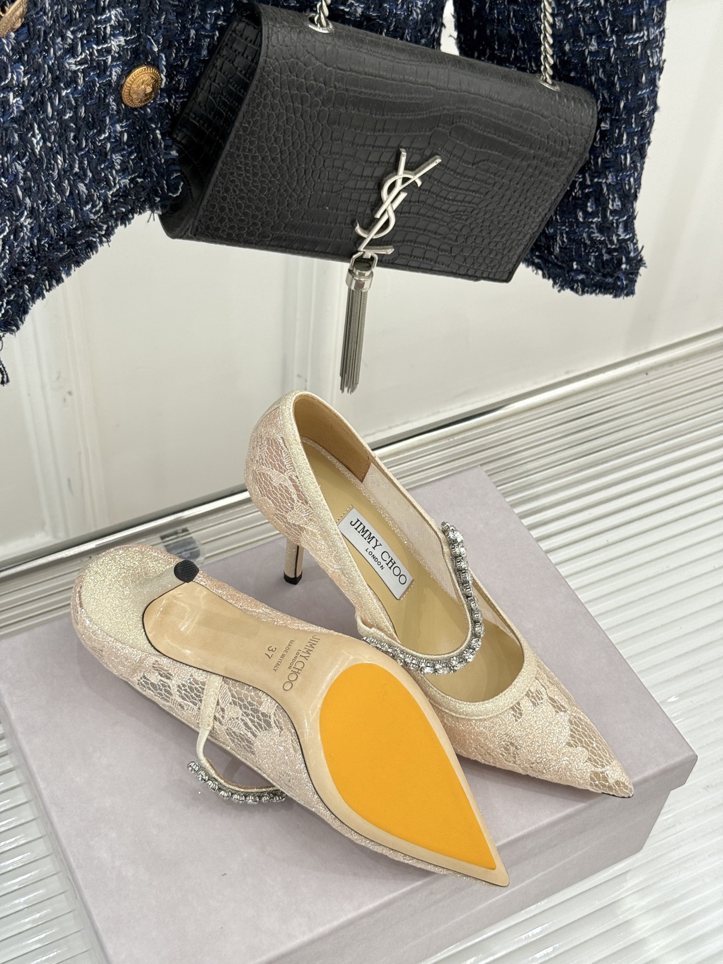 Jimmy Choo|吉米周经典春夏爆款蕾丝
水钻链条高跟鞋
-超级仙的一款啊!美得让人窒息!
蕾丝给