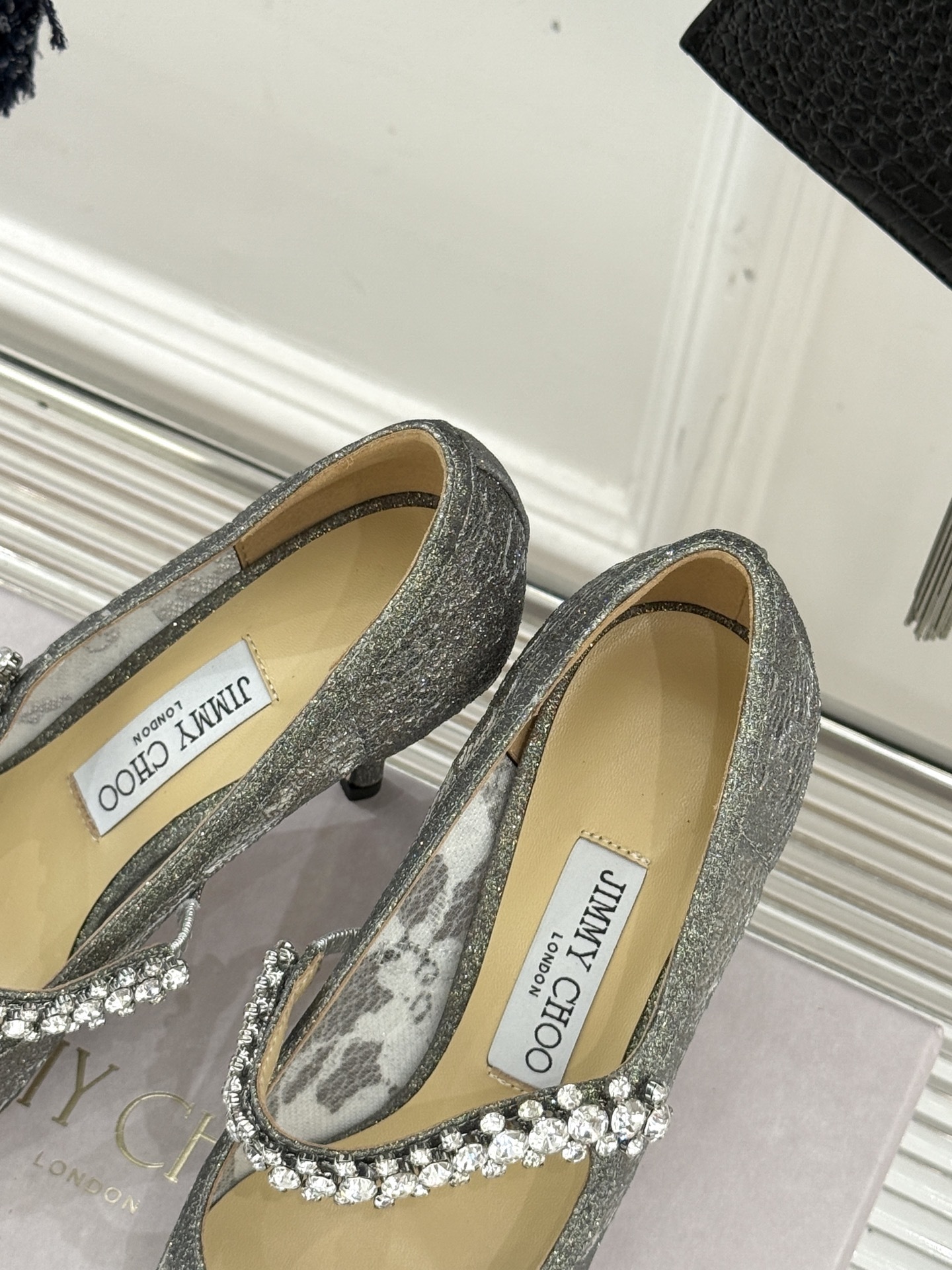 Jimmy Choo|吉米周经典春夏爆款蕾丝
水钻链条高跟鞋
-超级仙的一款啊!美得让人窒息!
蕾丝给