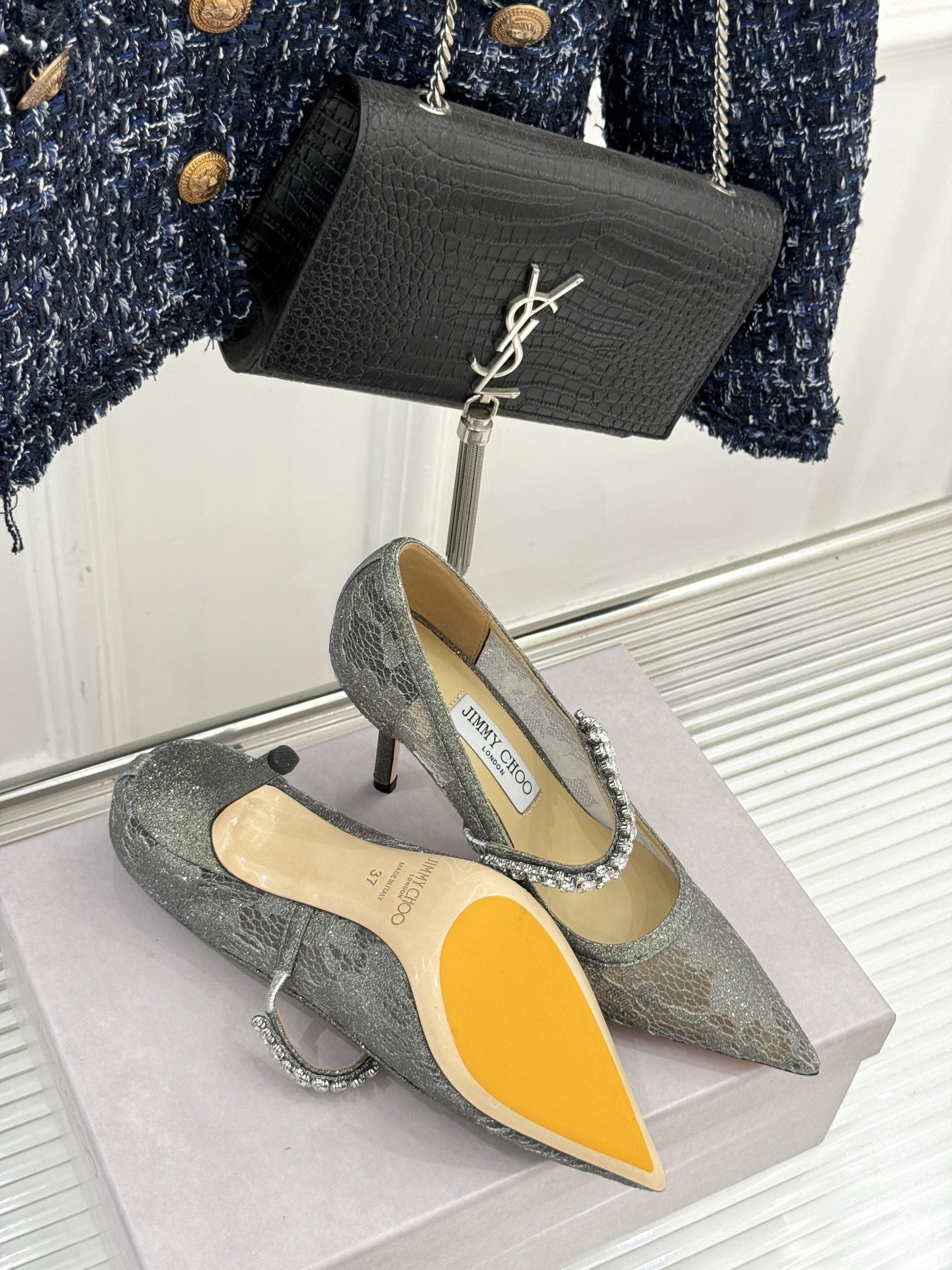 Jimmy Choo|吉米周经典春夏爆款蕾丝
水钻链条高跟鞋
-超级仙的一款啊!美得让人窒息!
蕾丝给