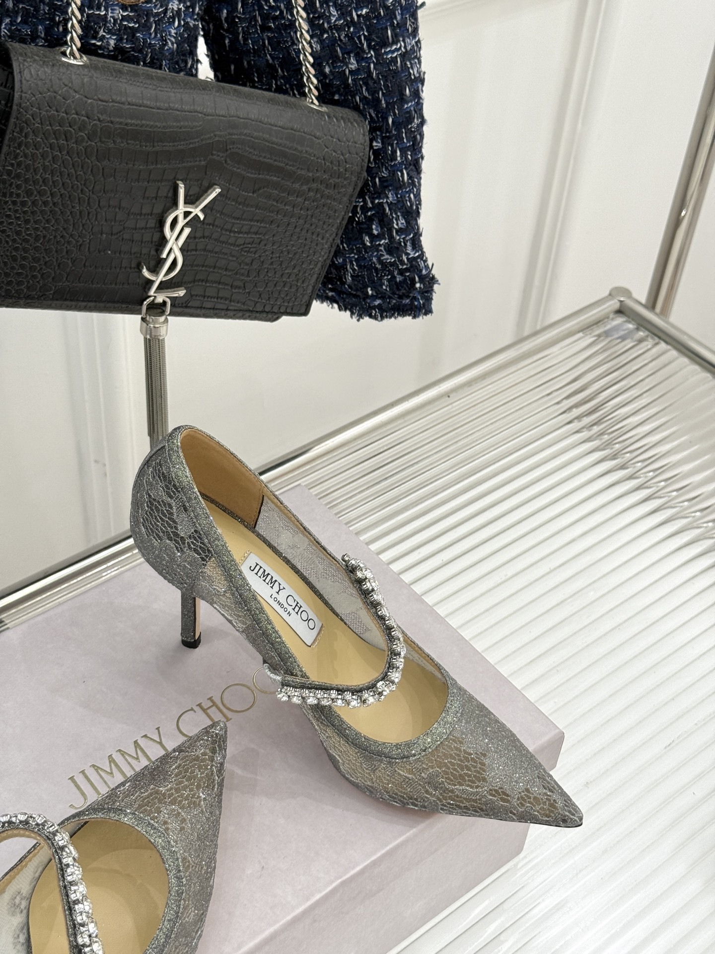Jimmy Choo|吉米周经典春夏爆款蕾丝
水钻链条高跟鞋
-超级仙的一款啊!美得让人窒息!
蕾丝给