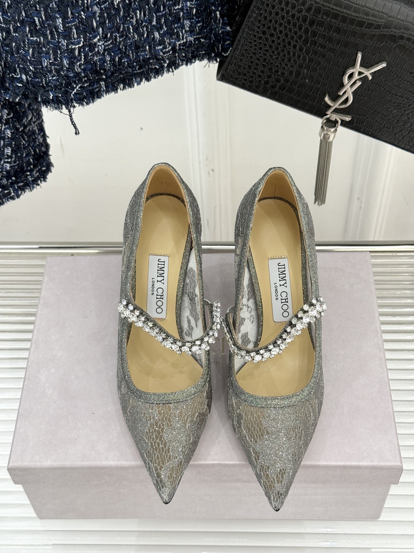 Jimmy Choo|吉米周经典春夏爆款蕾丝
水钻链条高跟鞋
-超级仙的一款啊!美得让人窒息!
蕾丝给