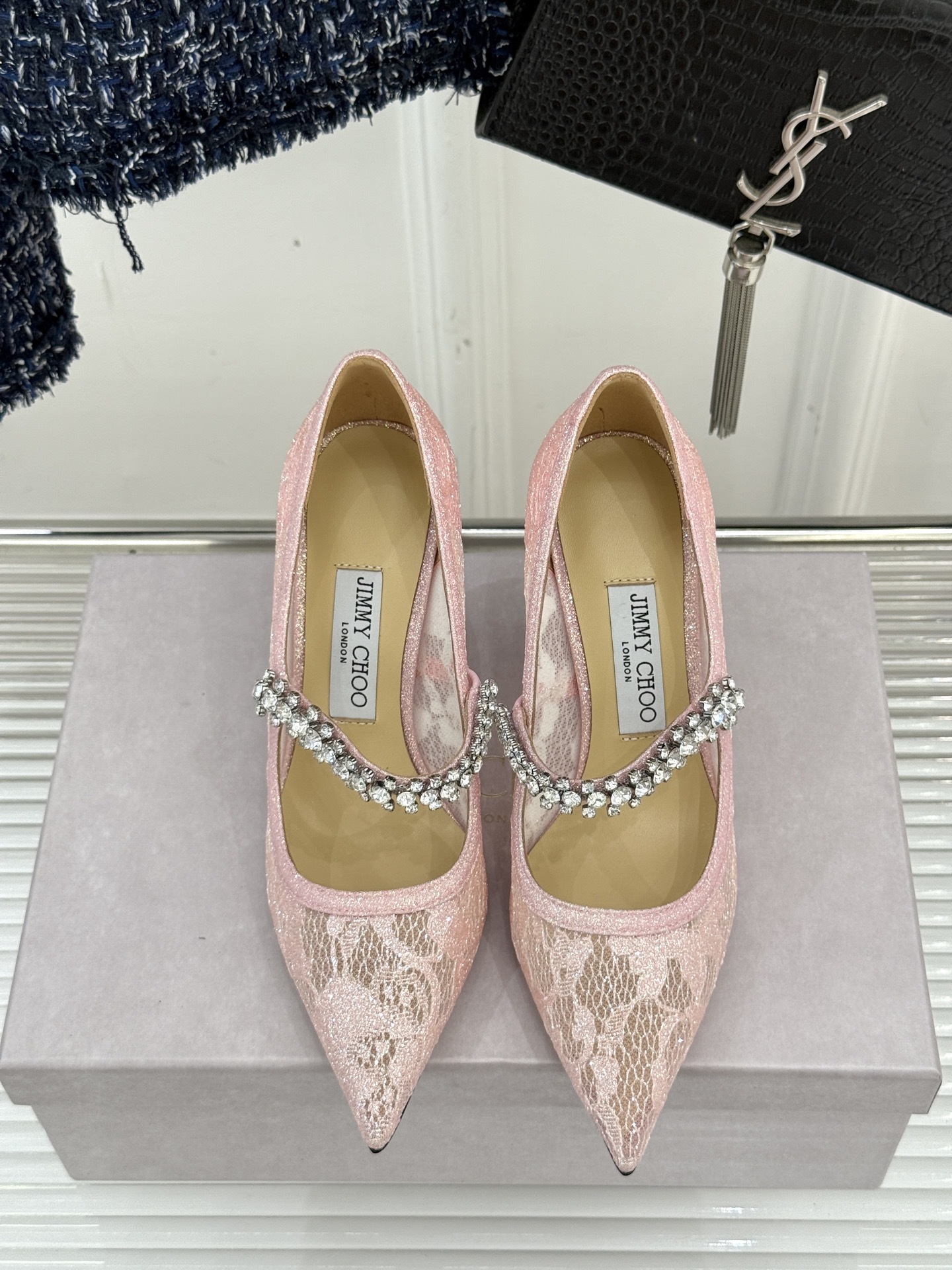 Jimmy Choo|吉米周经典春夏爆款蕾丝
水钻链条高跟鞋
-超级仙的一款啊!美得让人窒息!
蕾丝给