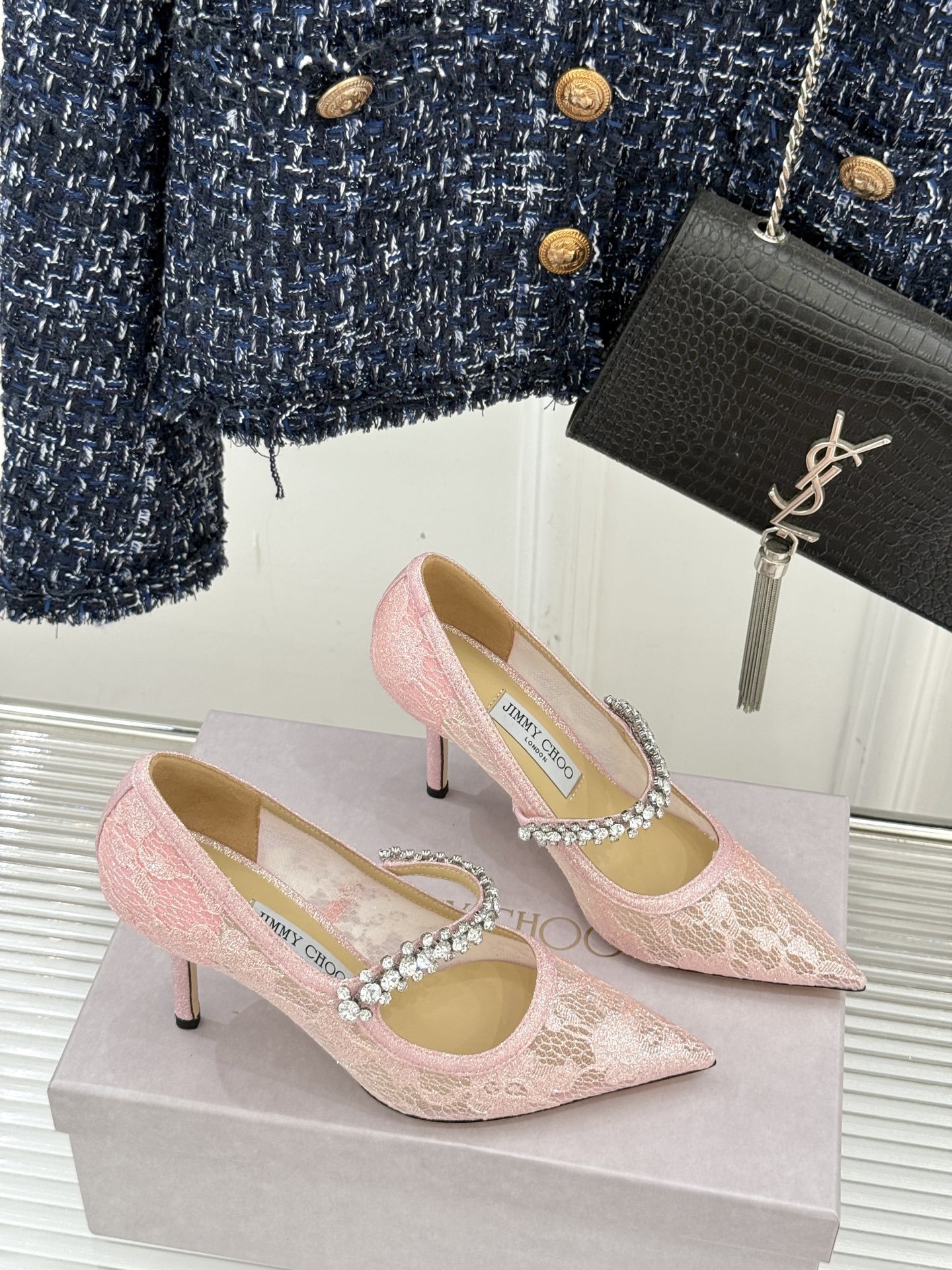 Jimmy Choo|吉米周经典春夏爆款蕾丝
水钻链条高跟鞋
-超级仙的一款啊!美得让人窒息!
蕾丝给