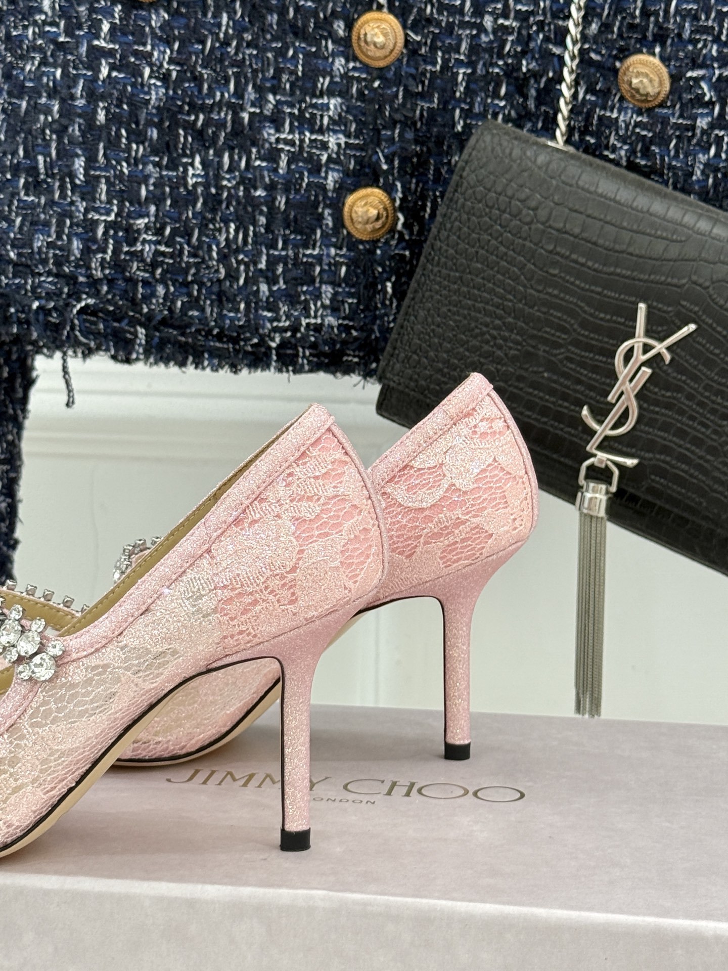 Jimmy Choo|吉米周经典春夏爆款蕾丝
水钻链条高跟鞋
-超级仙的一款啊!美得让人窒息!
蕾丝给