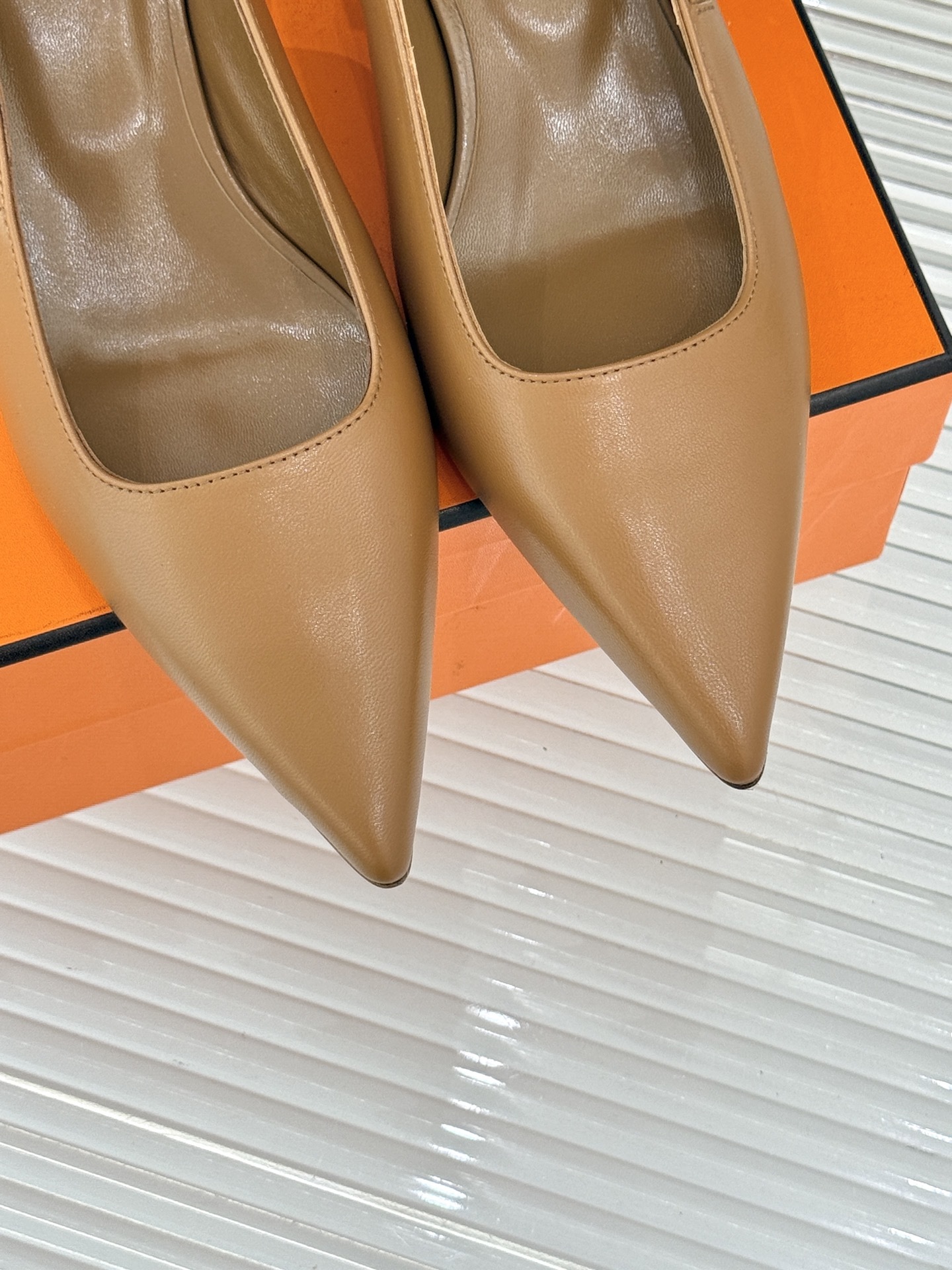 顶版
Hermès/爱马仕经典Kelly扣后
空猫跟凉鞋
法式慵懒与奢华格调完美融合
成为了众多时髦精的