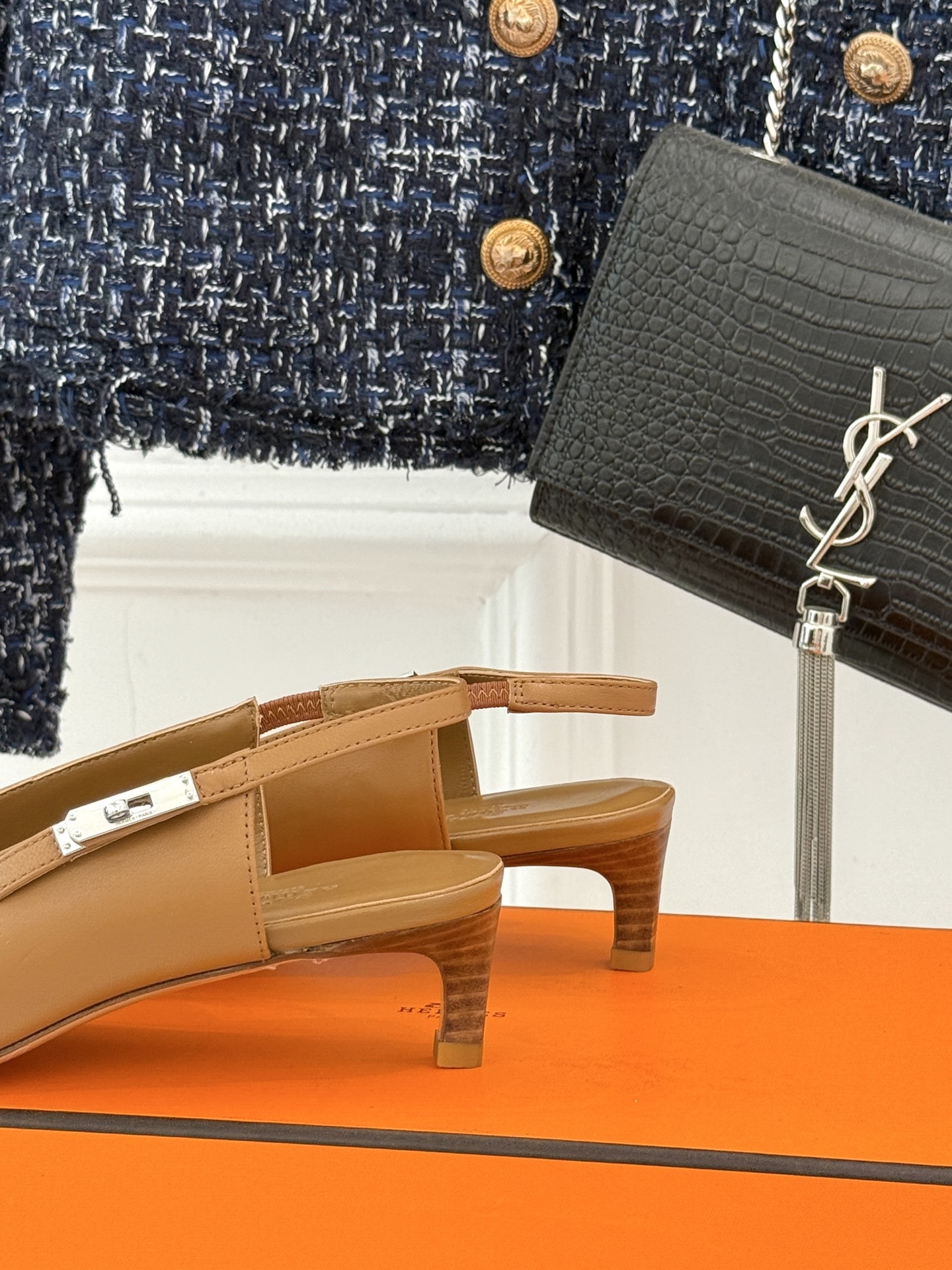 顶版
Hermès/爱马仕经典Kelly扣后
空猫跟凉鞋
法式慵懒与奢华格调完美融合
成为了众多时髦精的