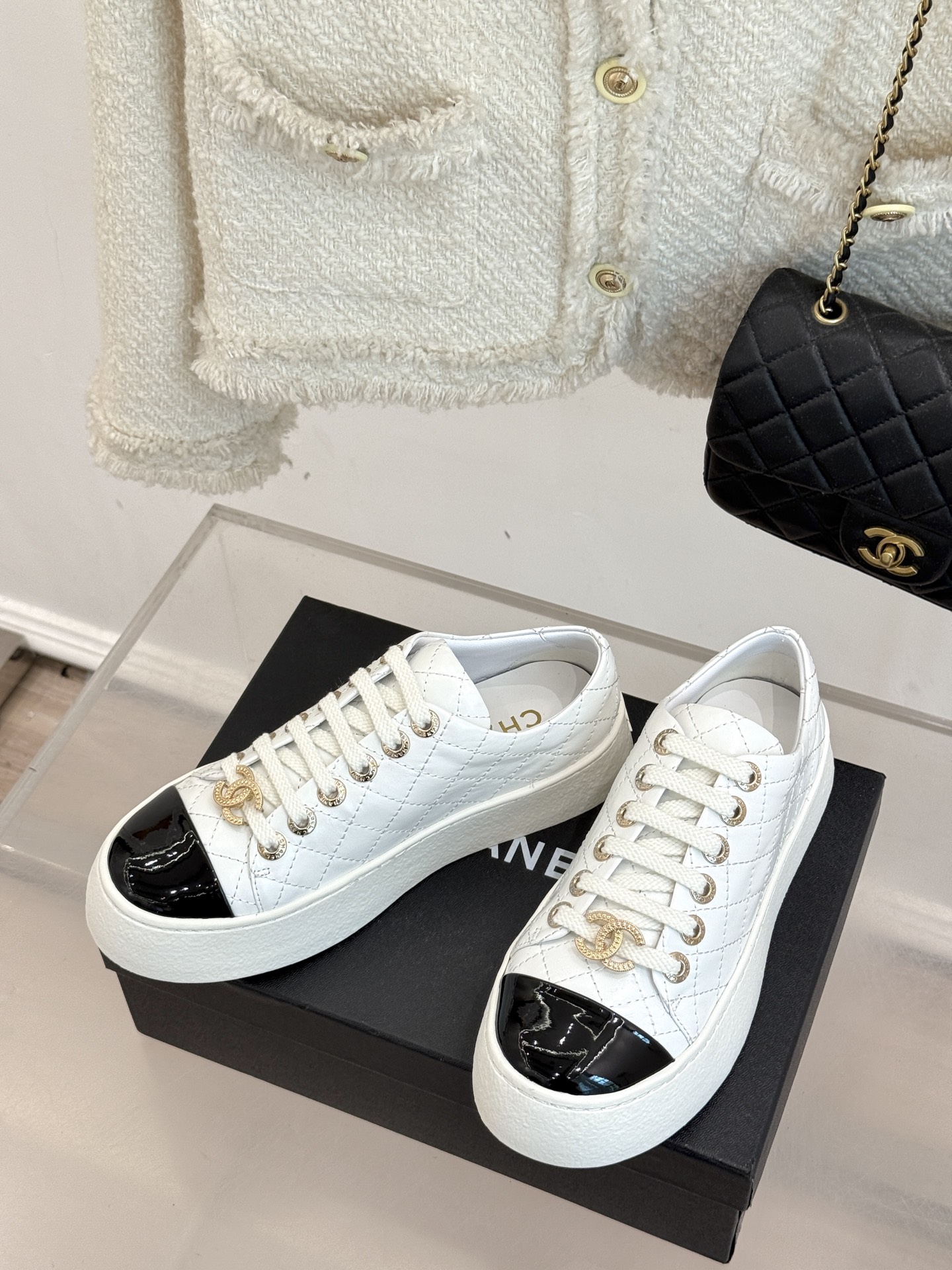 
CHANE*｜小香25k新品经典
双C休闲大头鞋
这一季的大头鞋实在太火了
丑萌丑萌的 又带点可爱 
