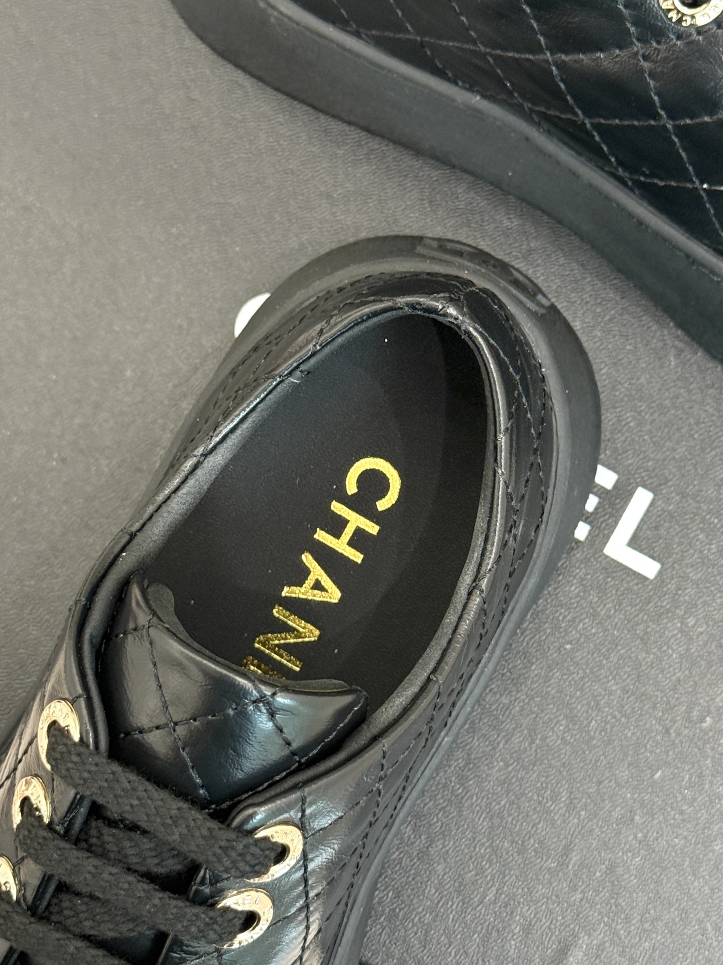 
CHANE*｜小香25k新品经典
双C休闲大头鞋
这一季的大头鞋实在太火了
丑萌丑萌的 又带点可爱 
