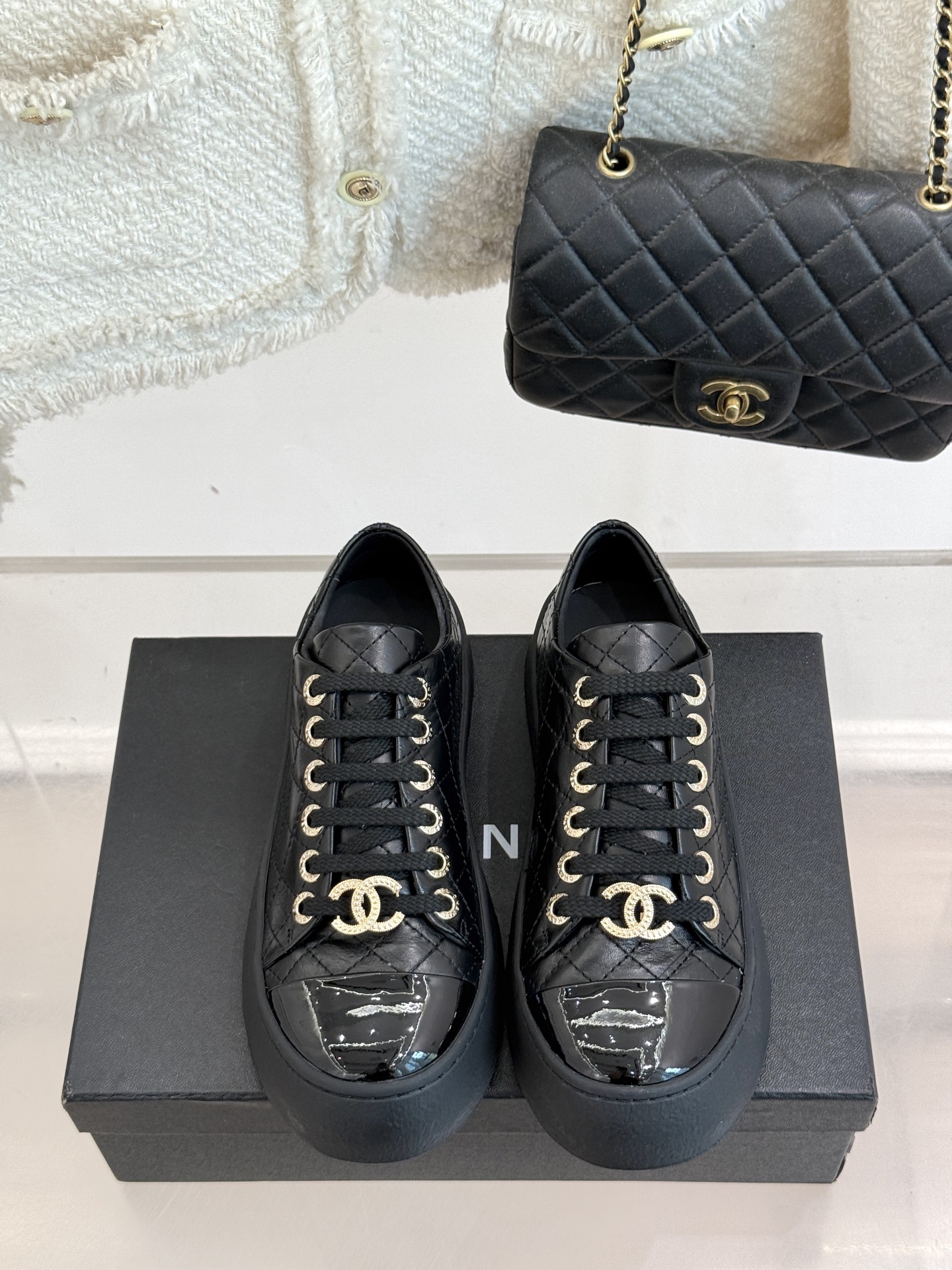 
CHANE*｜小香25k新品经典
双C休闲大头鞋
这一季的大头鞋实在太火了
丑萌丑萌的 又带点可爱 
