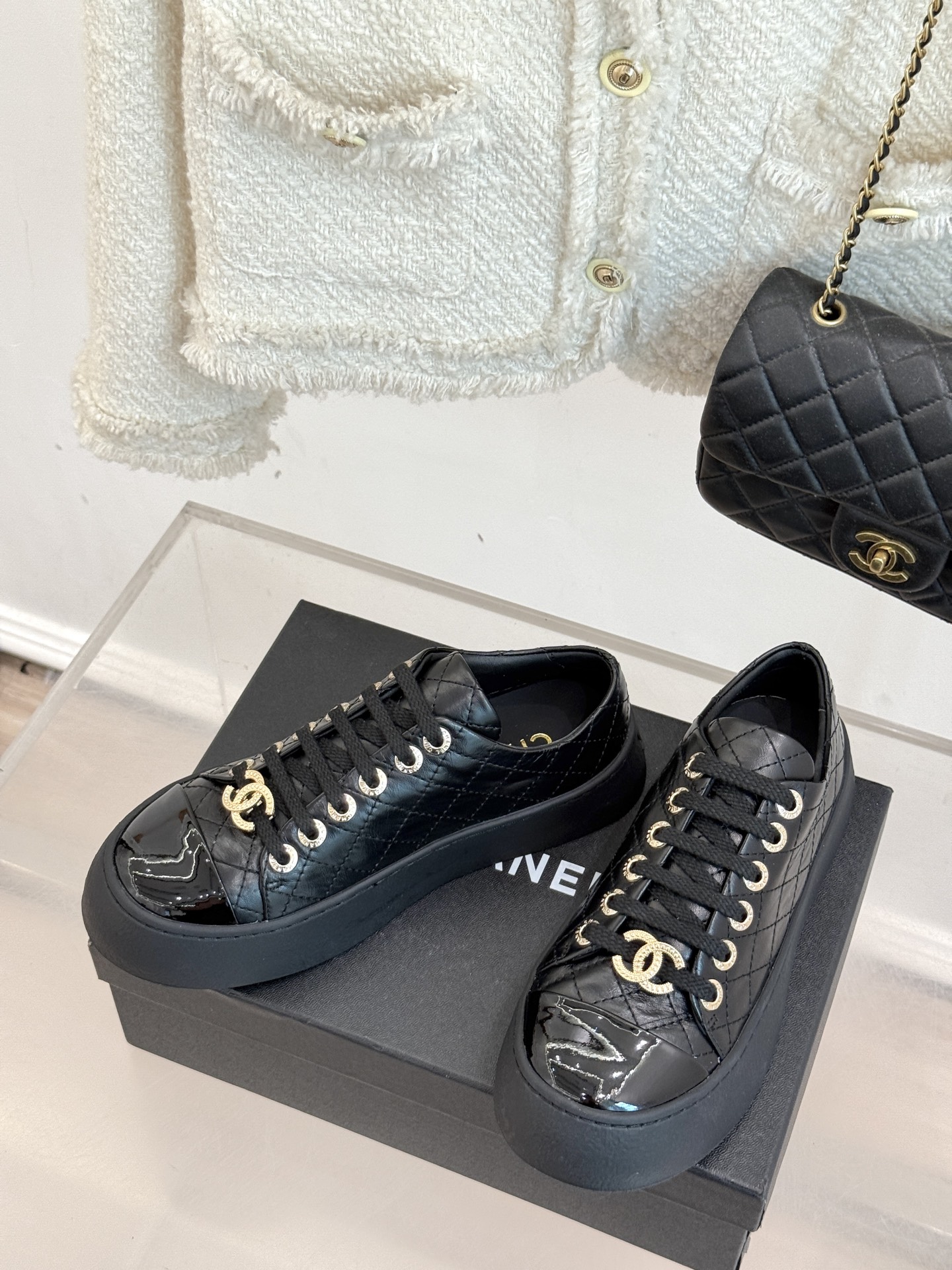 
CHANE*｜小香25k新品经典
双C休闲大头鞋
这一季的大头鞋实在太火了
丑萌丑萌的 又带点可爱 
