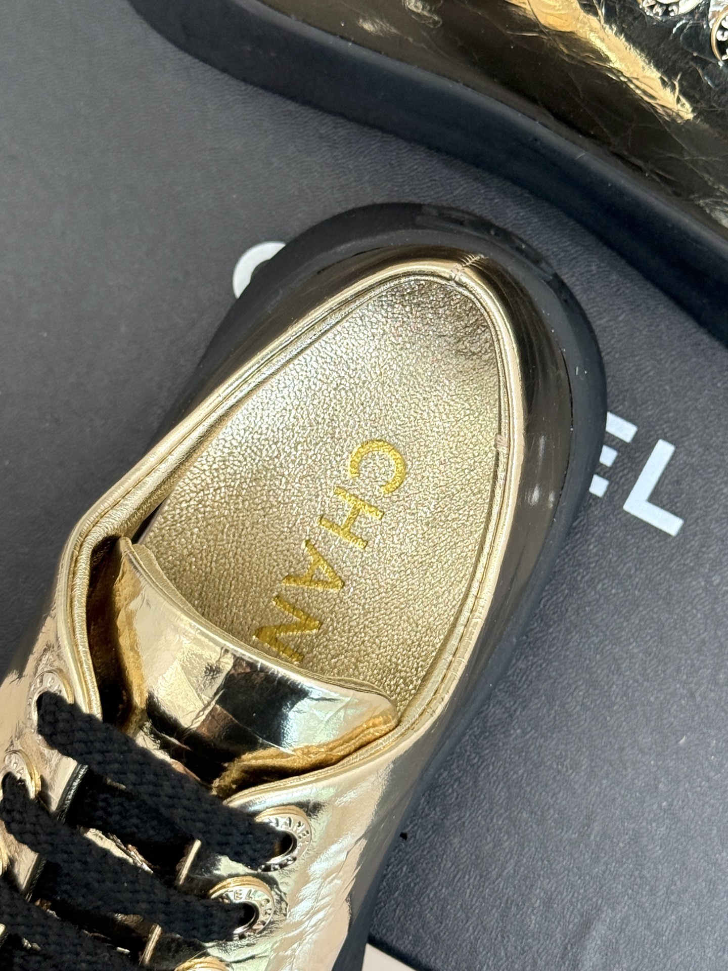 
CHANE*｜小香25k新品经典
双C休闲大头鞋
这一季的大头鞋实在太火了
丑萌丑萌的 又带点可爱 
