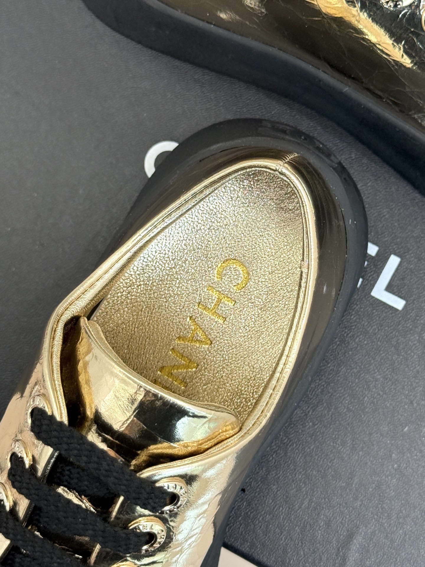 
CHANE*｜小香25k新品经典
双C休闲大头鞋
这一季的大头鞋实在太火了
丑萌丑萌的 又带点可爱 
