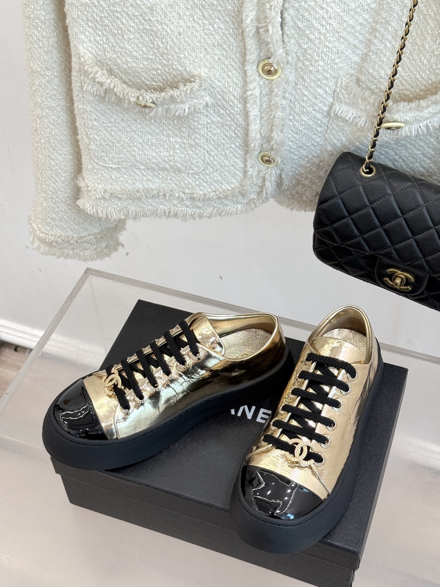 
CHANE*｜小香25k新品经典
双C休闲大头鞋
这一季的大头鞋实在太火了
丑萌丑萌的 又带点可爱 
