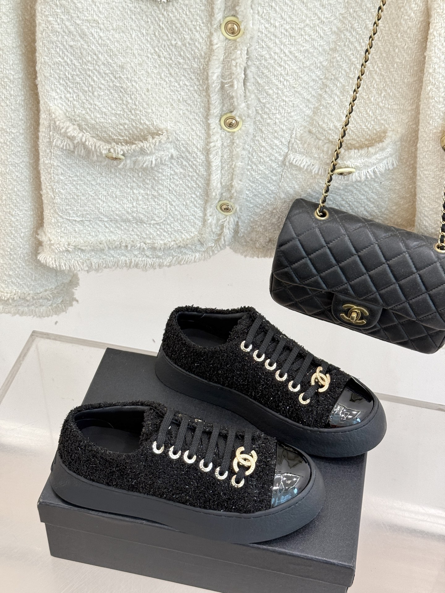 
CHANE*｜小香25k新品经典
双C休闲大头鞋
这一季的大头鞋实在太火了
丑萌丑萌的 又带点可爱 
