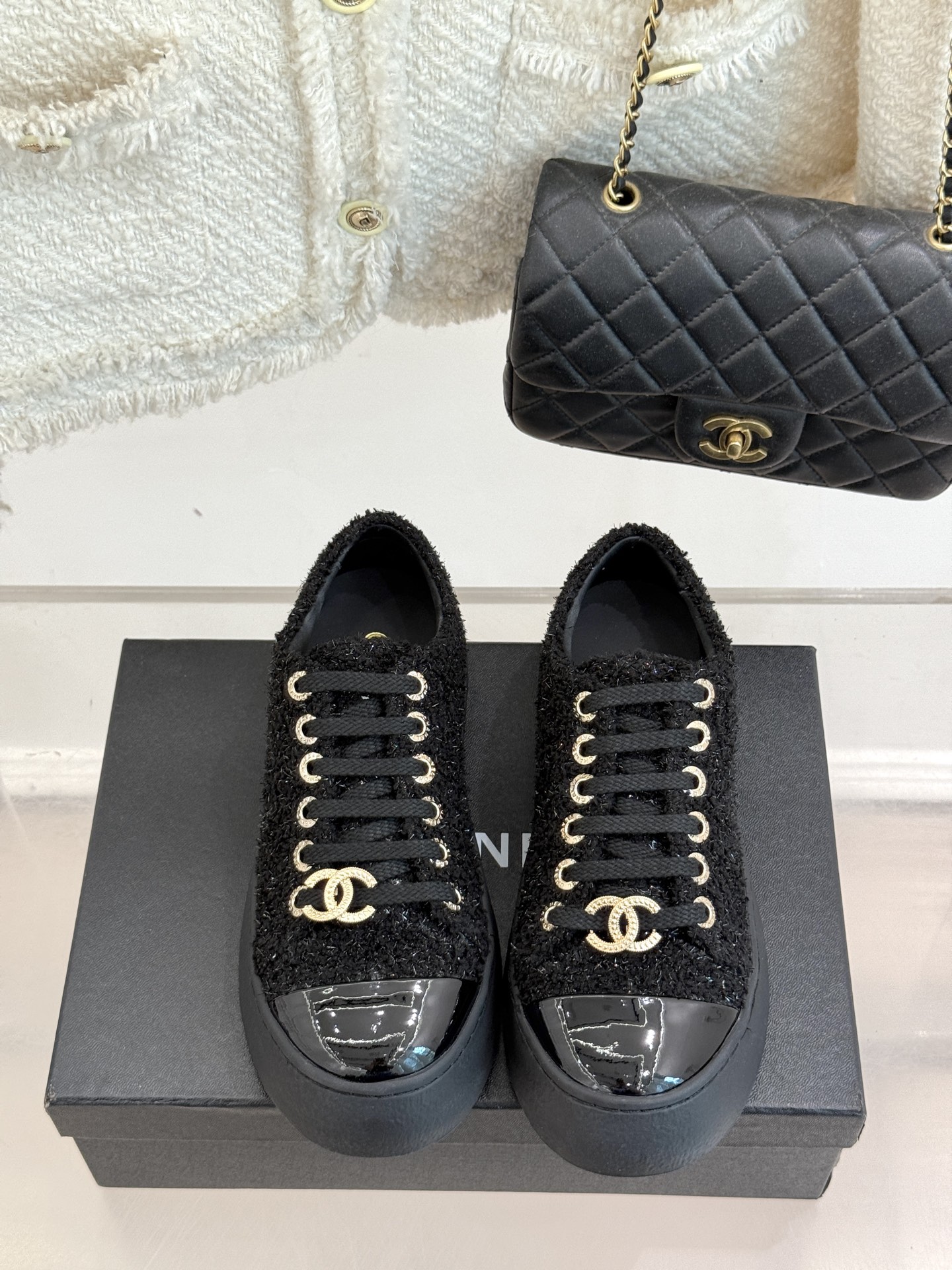 
CHANE*｜小香25k新品经典
双C休闲大头鞋
这一季的大头鞋实在太火了
丑萌丑萌的 又带点可爱 
