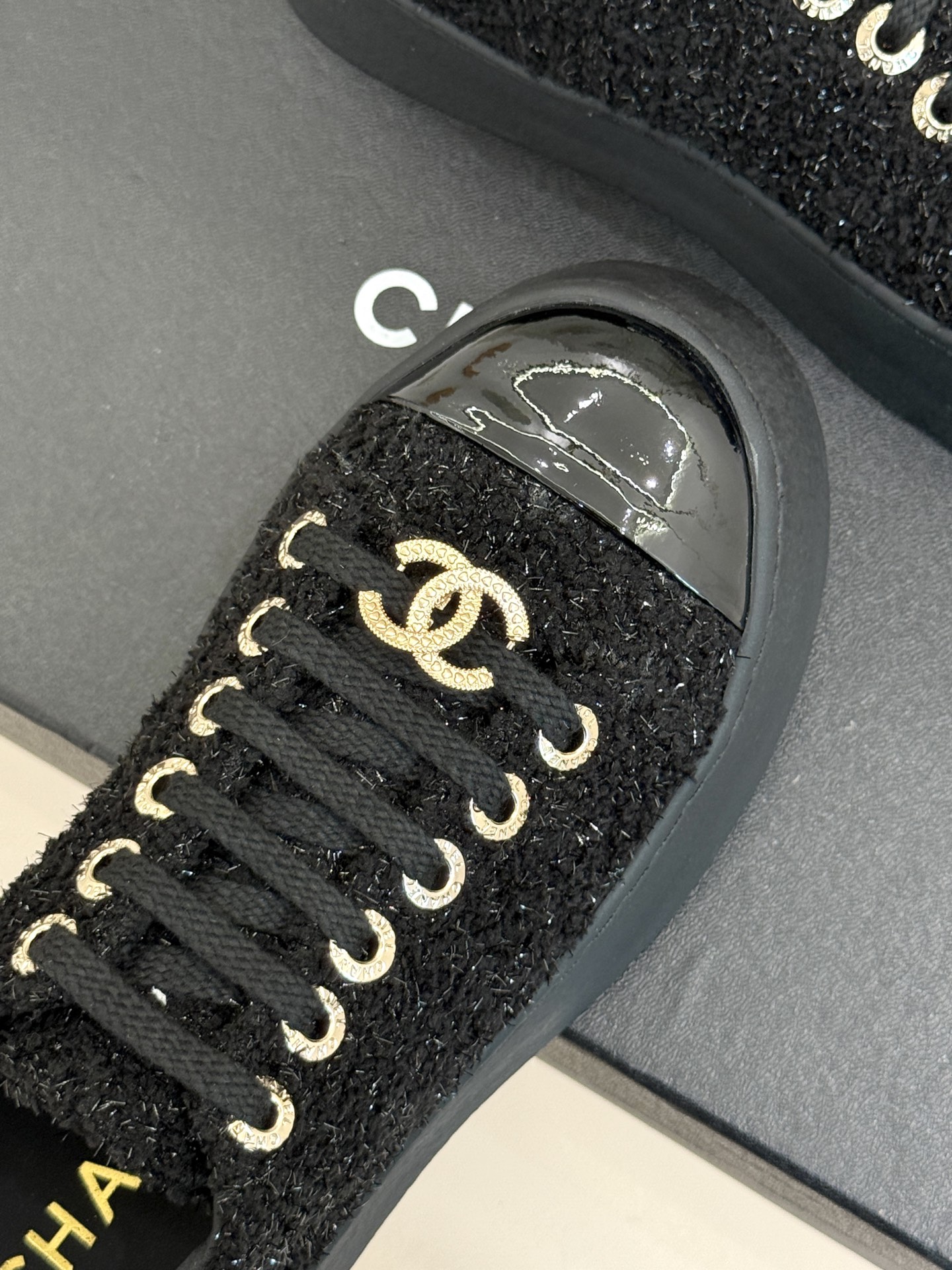 
CHANE*｜小香25k新品经典
双C休闲大头鞋
这一季的大头鞋实在太火了
丑萌丑萌的 又带点可爱 
