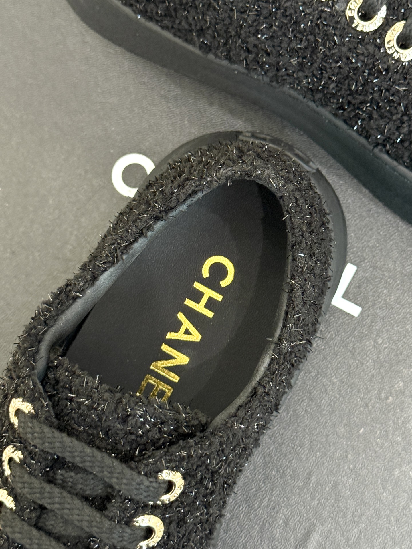 
CHANE*｜小香25k新品经典
双C休闲大头鞋
这一季的大头鞋实在太火了
丑萌丑萌的 又带点可爱 
