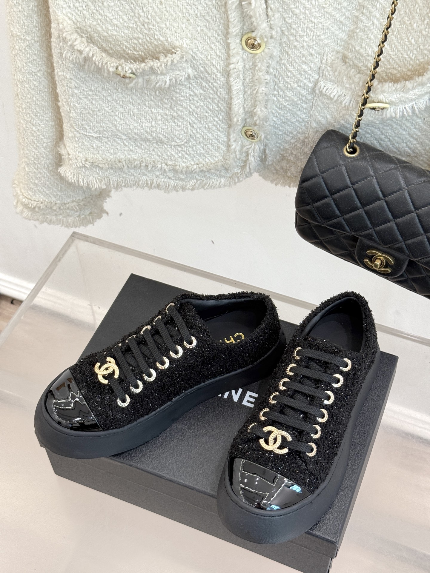 
CHANE*｜小香25k新品经典
双C休闲大头鞋
这一季的大头鞋实在太火了
丑萌丑萌的 又带点可爱 
