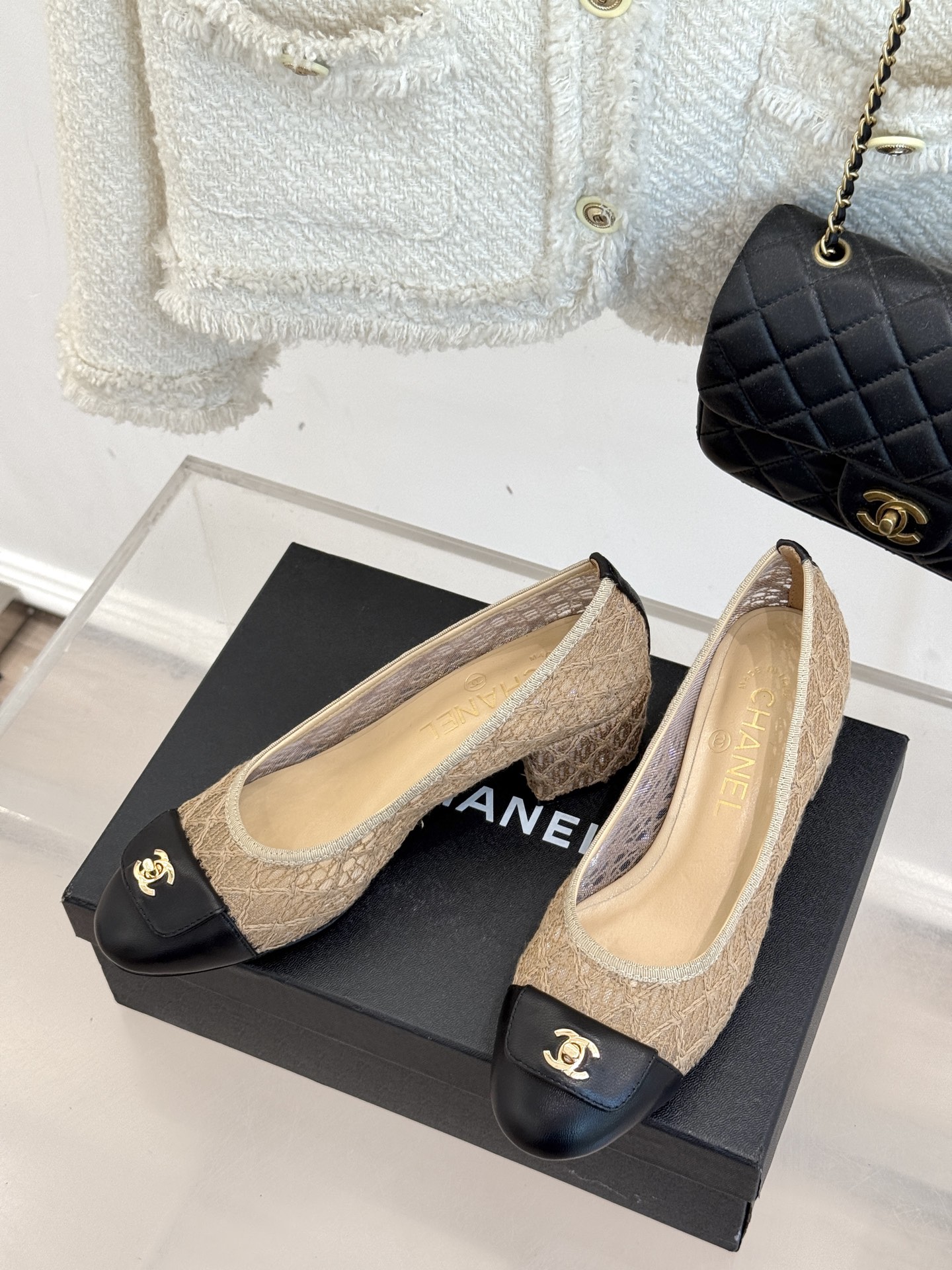 
CHANE*｜小香25。新品经典
双C书包扣镂空编织单鞋
对它一见钟情 不夸张哦～
这大概就是小香的魅