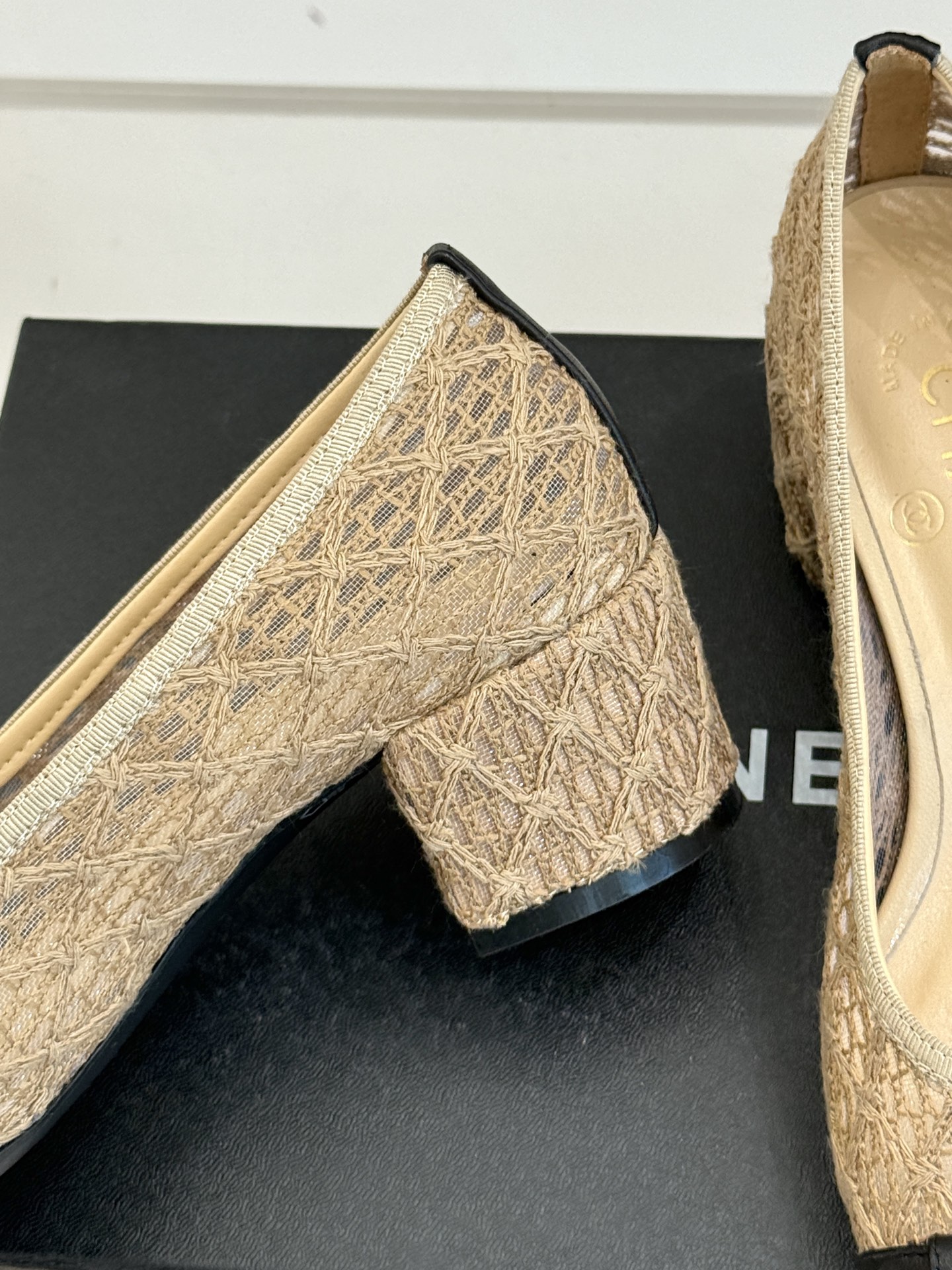 
CHANE*｜小香25。新品经典
双C书包扣镂空编织单鞋
对它一见钟情 不夸张哦～
这大概就是小香的魅