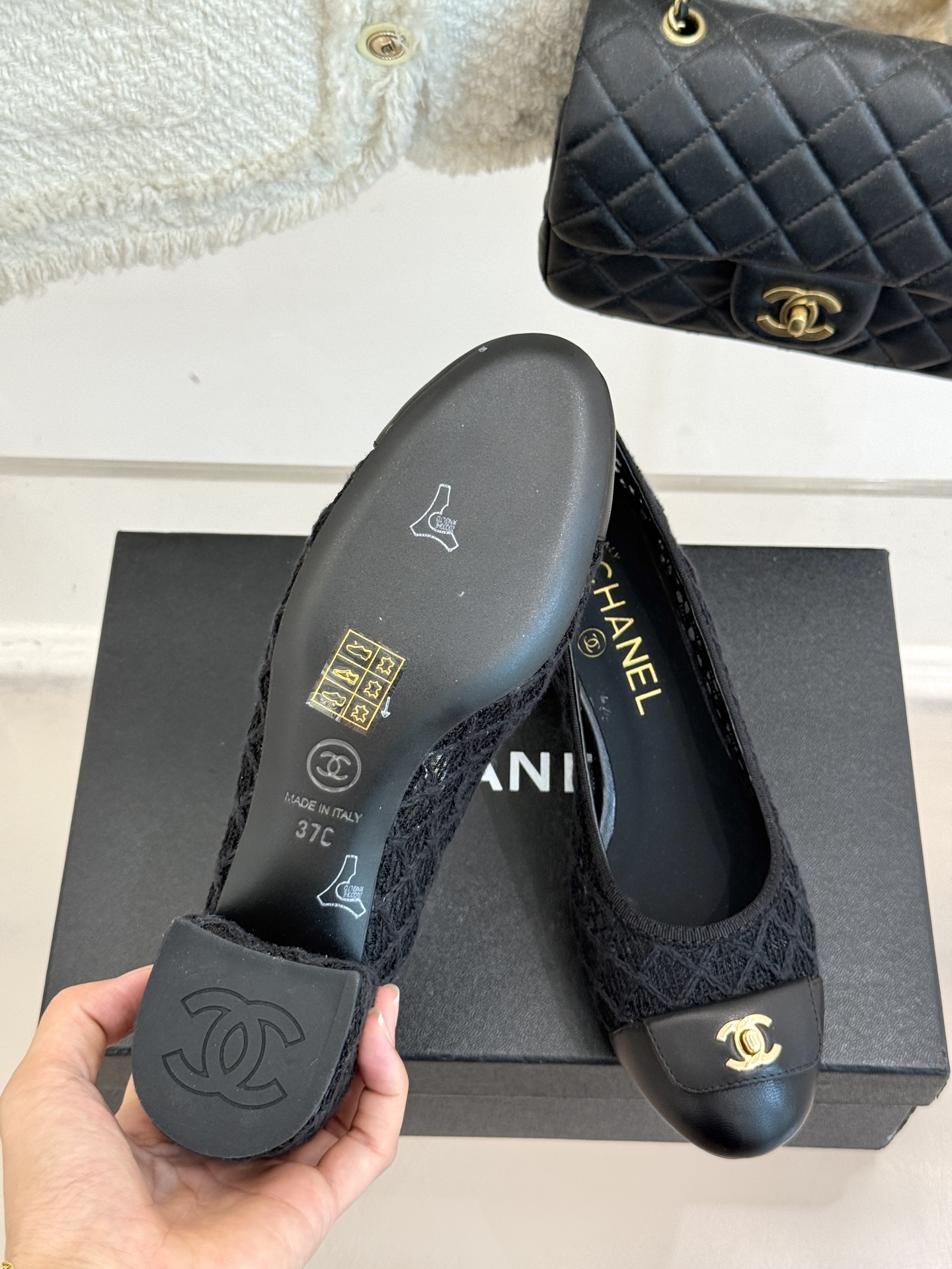 
CHANE*｜小香25。新品经典
双C书包扣镂空编织单鞋
对它一见钟情 不夸张哦～
这大概就是小香的魅