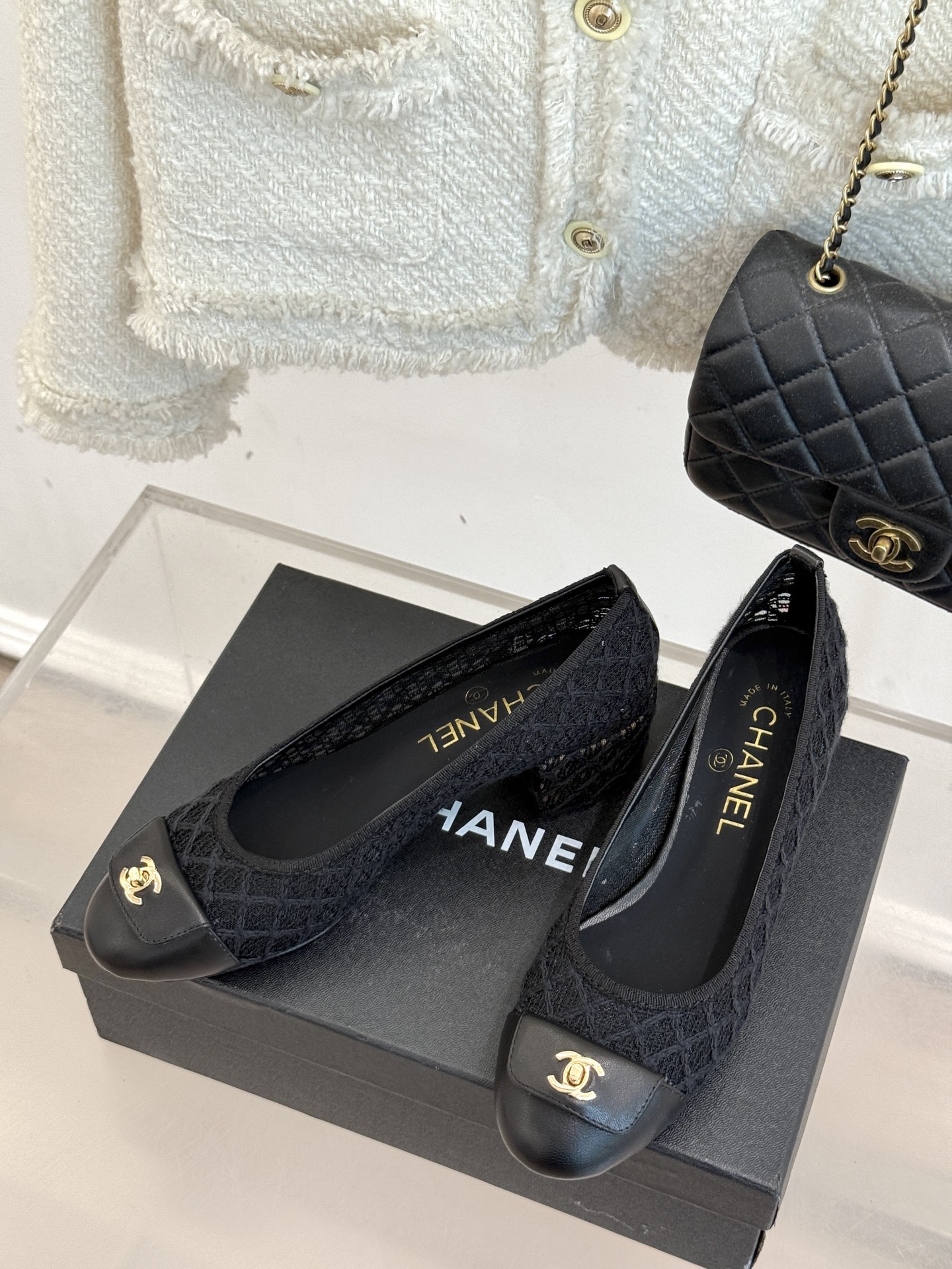 
CHANE*｜小香25。新品经典
双C书包扣镂空编织单鞋
对它一见钟情 不夸张哦～
这大概就是小香的魅