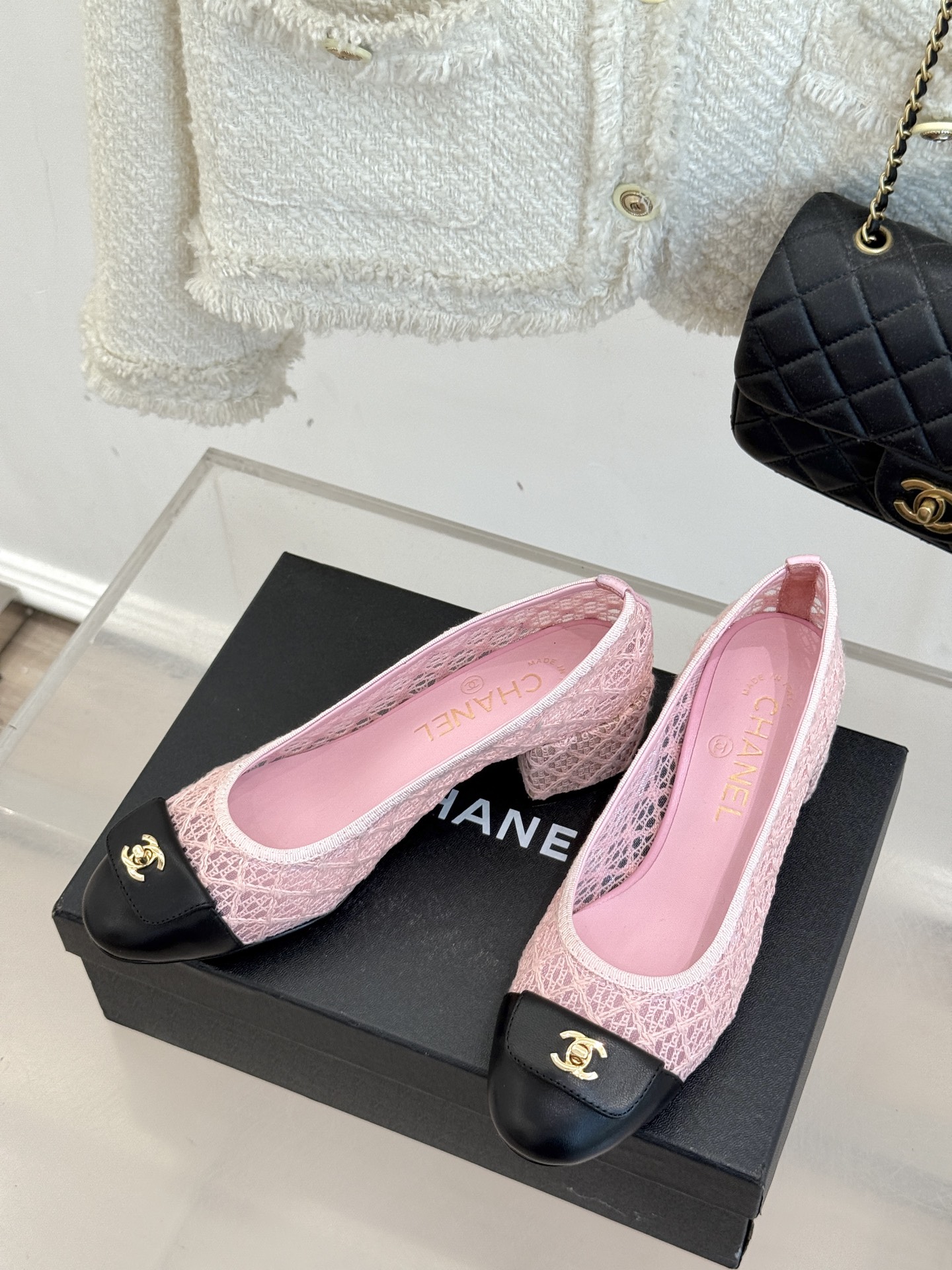 
CHANE*｜小香25。新品经典
双C书包扣镂空编织单鞋
对它一见钟情 不夸张哦～
这大概就是小香的魅