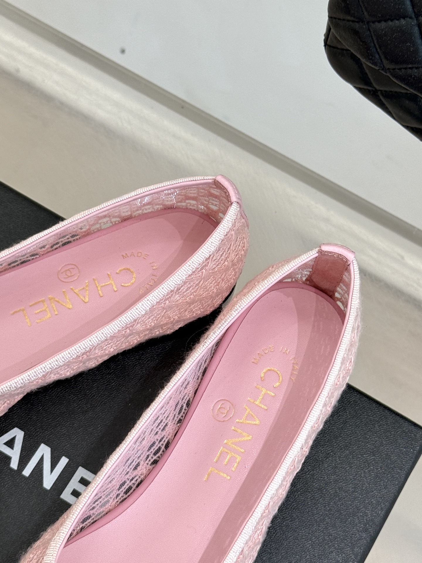 
CHANE*｜小香25。新品经典
双C书包扣镂空编织单鞋
对它一见钟情 不夸张哦～
这大概就是小香的魅