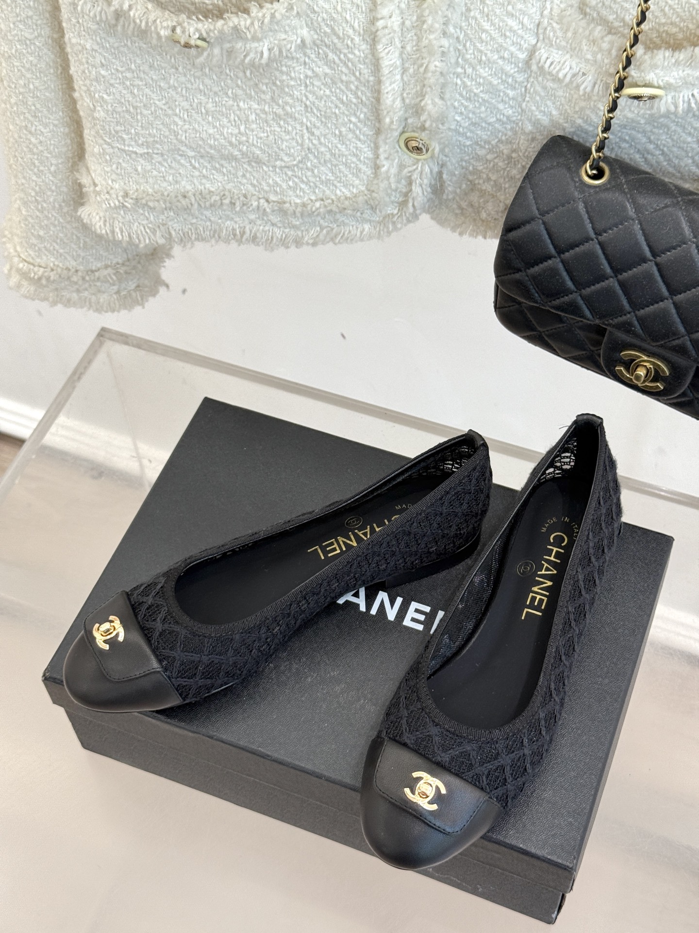 
CHANE*｜小香25。新品经典
双C书包扣镂空编织单鞋
对它一见钟情 不夸张哦～
这大概就是小香的魅