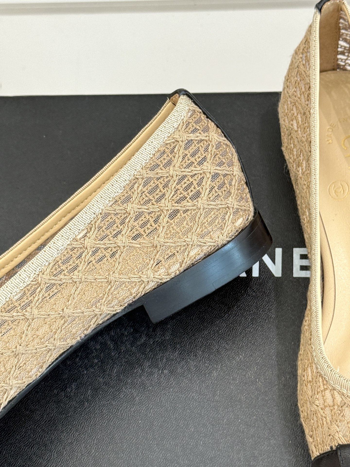
CHANE*｜小香25。新品经典
双C书包扣镂空编织单鞋
对它一见钟情 不夸张哦～
这大概就是小香的魅