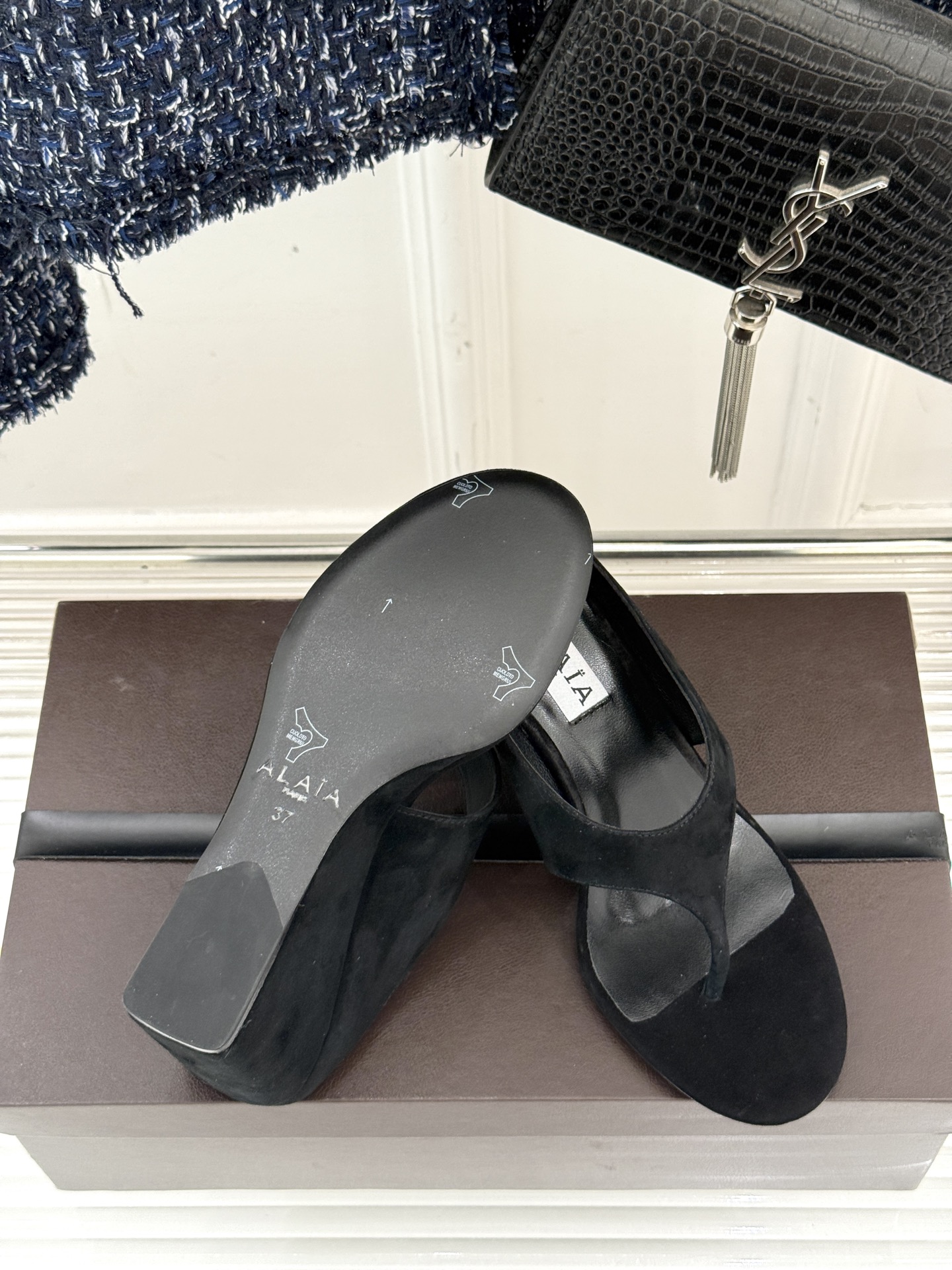 
ALAIA/阿莱娅新品坡跟夹脚拖鞋
夏天到了 也到了穿凉鞋的季节
这款凉鞋真的是上脚一眼惊艳
涂个指甲