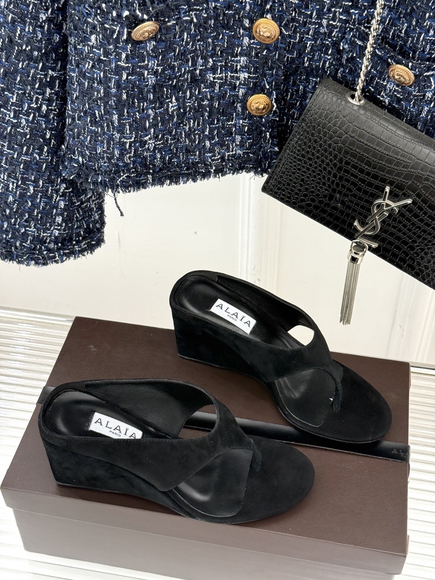 
ALAIA/阿莱娅新品坡跟夹脚拖鞋
夏天到了 也到了穿凉鞋的季节
这款凉鞋真的是上脚一眼惊艳
涂个指甲