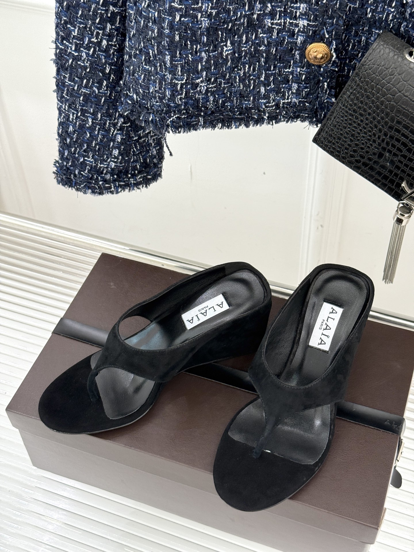 
ALAIA/阿莱娅新品坡跟夹脚拖鞋
夏天到了 也到了穿凉鞋的季节
这款凉鞋真的是上脚一眼惊艳
涂个指甲