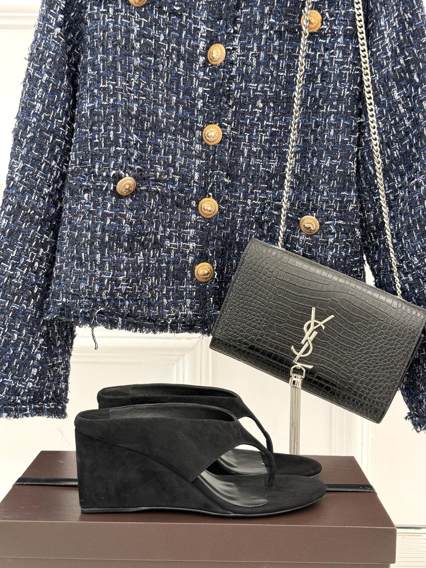 
ALAIA/阿莱娅新品坡跟夹脚拖鞋
夏天到了 也到了穿凉鞋的季节
这款凉鞋真的是上脚一眼惊艳
涂个指甲